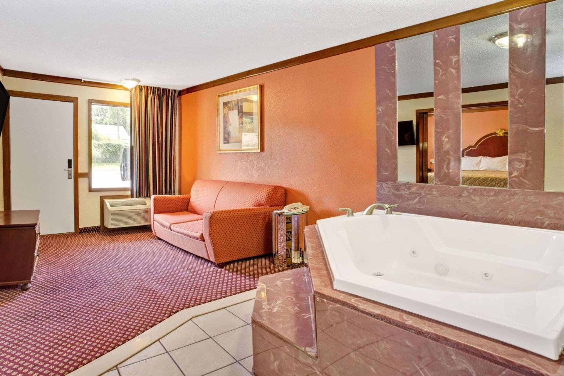 Travelodge by Wyndham Sellersburg photo 13