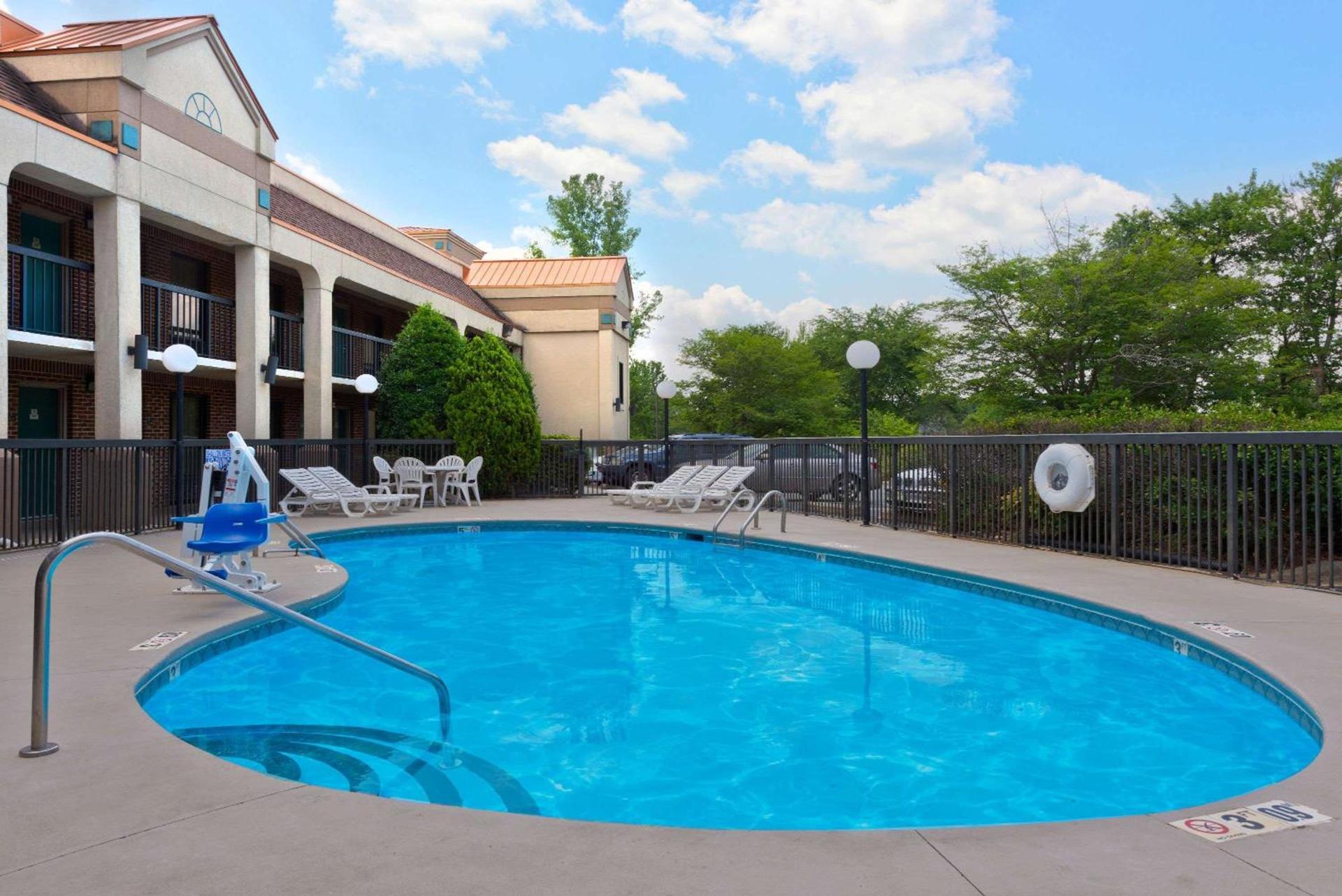 Super 8 by Wyndham Huntersville/Charlotte Area photo 5