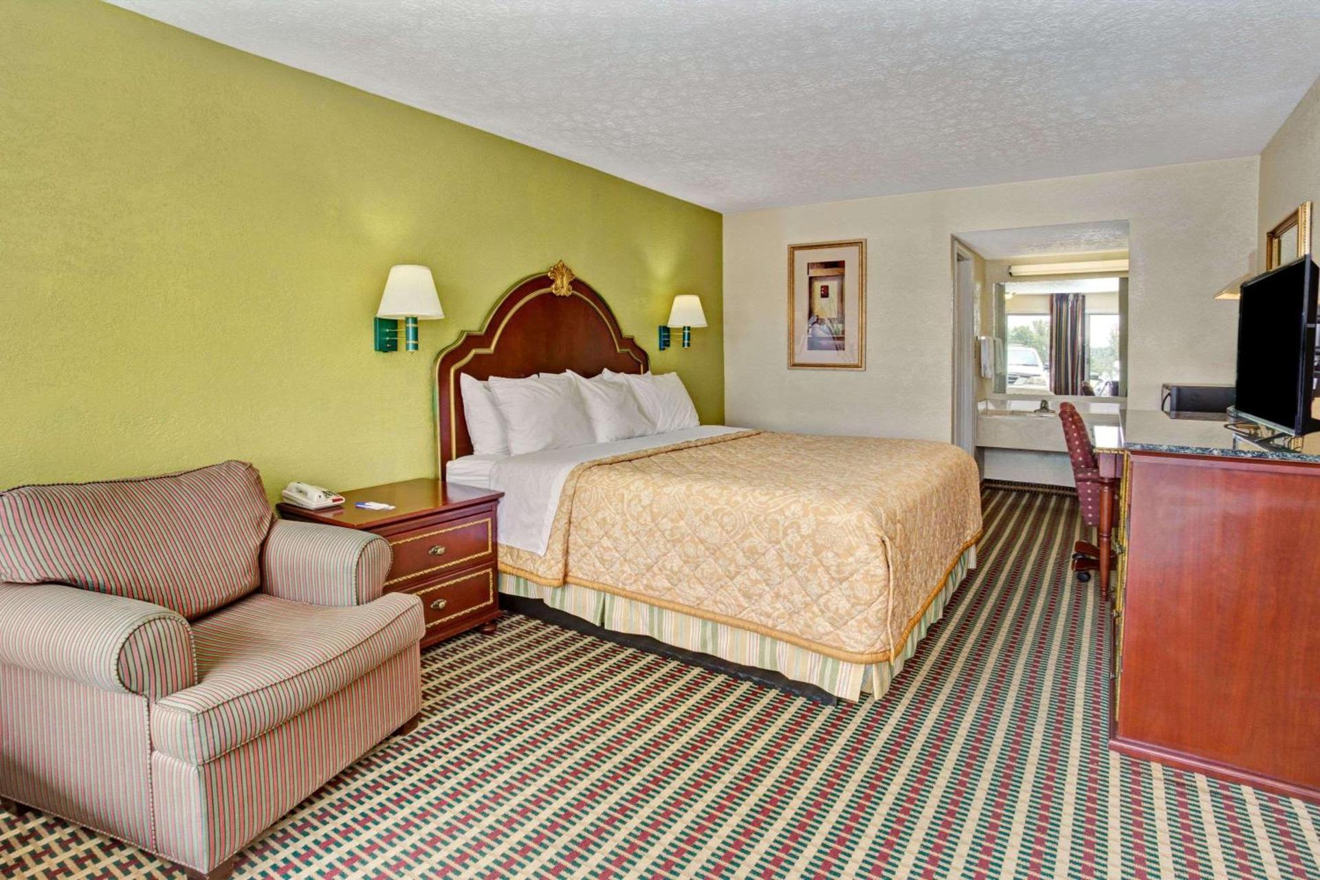 Travelodge by Wyndham Sellersburg photo 8