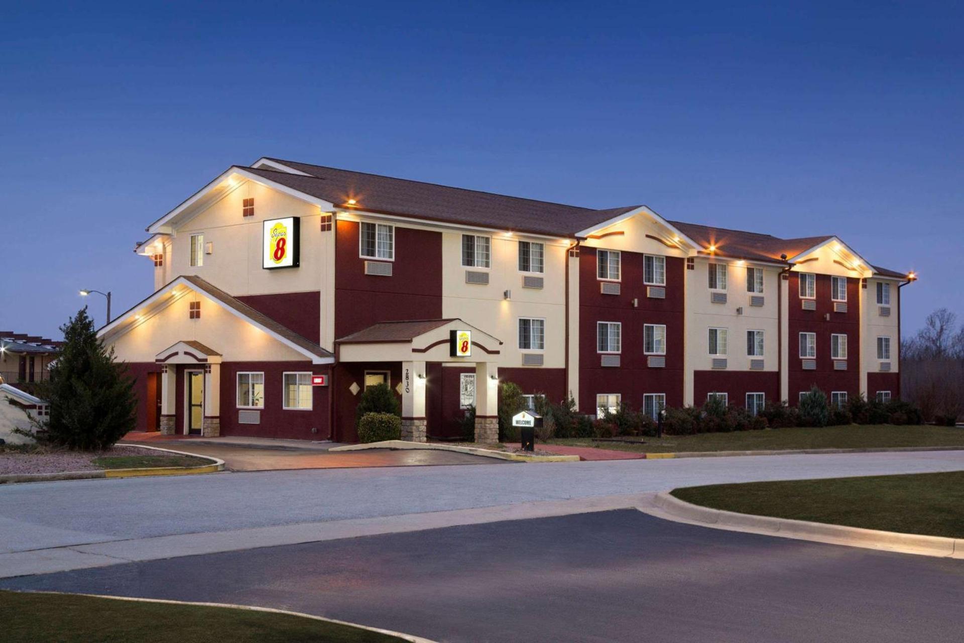 Super 8 by Wyndham Joplin — hotel in Joplin