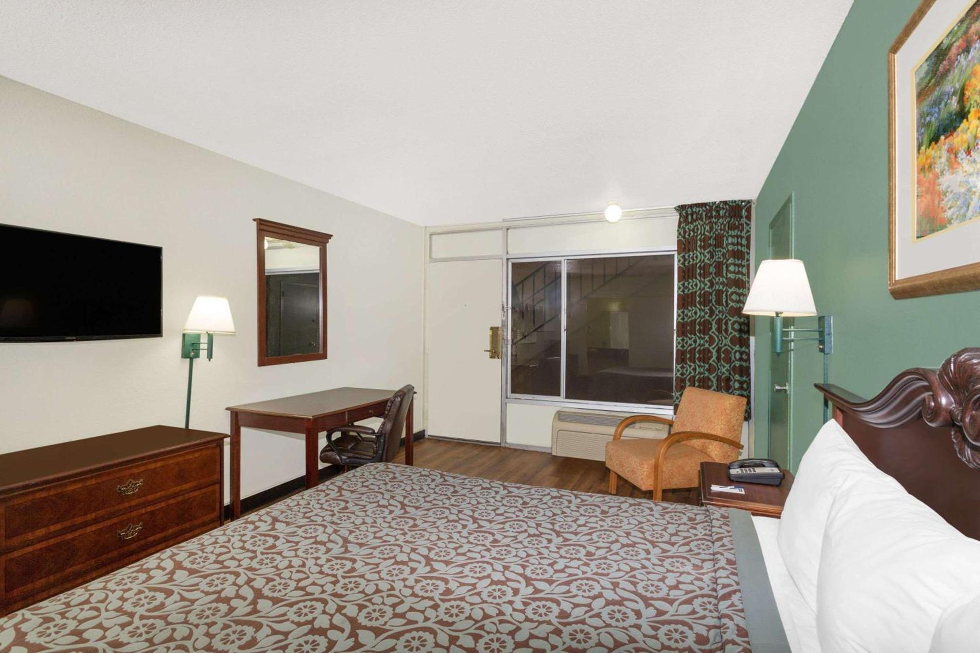 Travelodge by Wyndham Fort Myers North photo 32