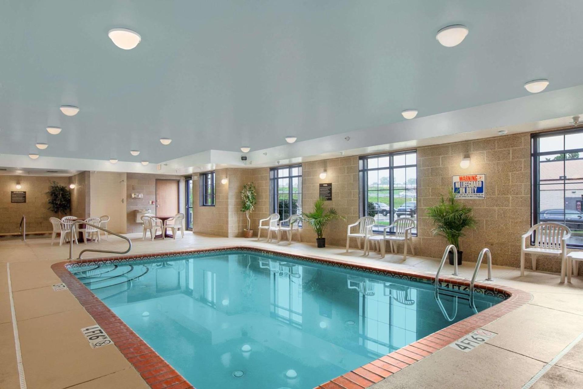 Super 8 by Wyndham Akron S/Green/Uniontown OH photo 3