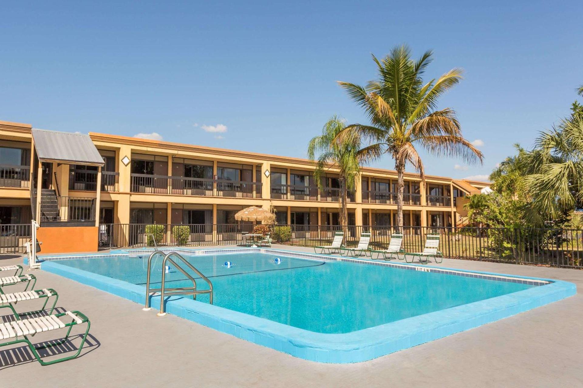 Travelodge by Wyndham Fort Myers North photo 21