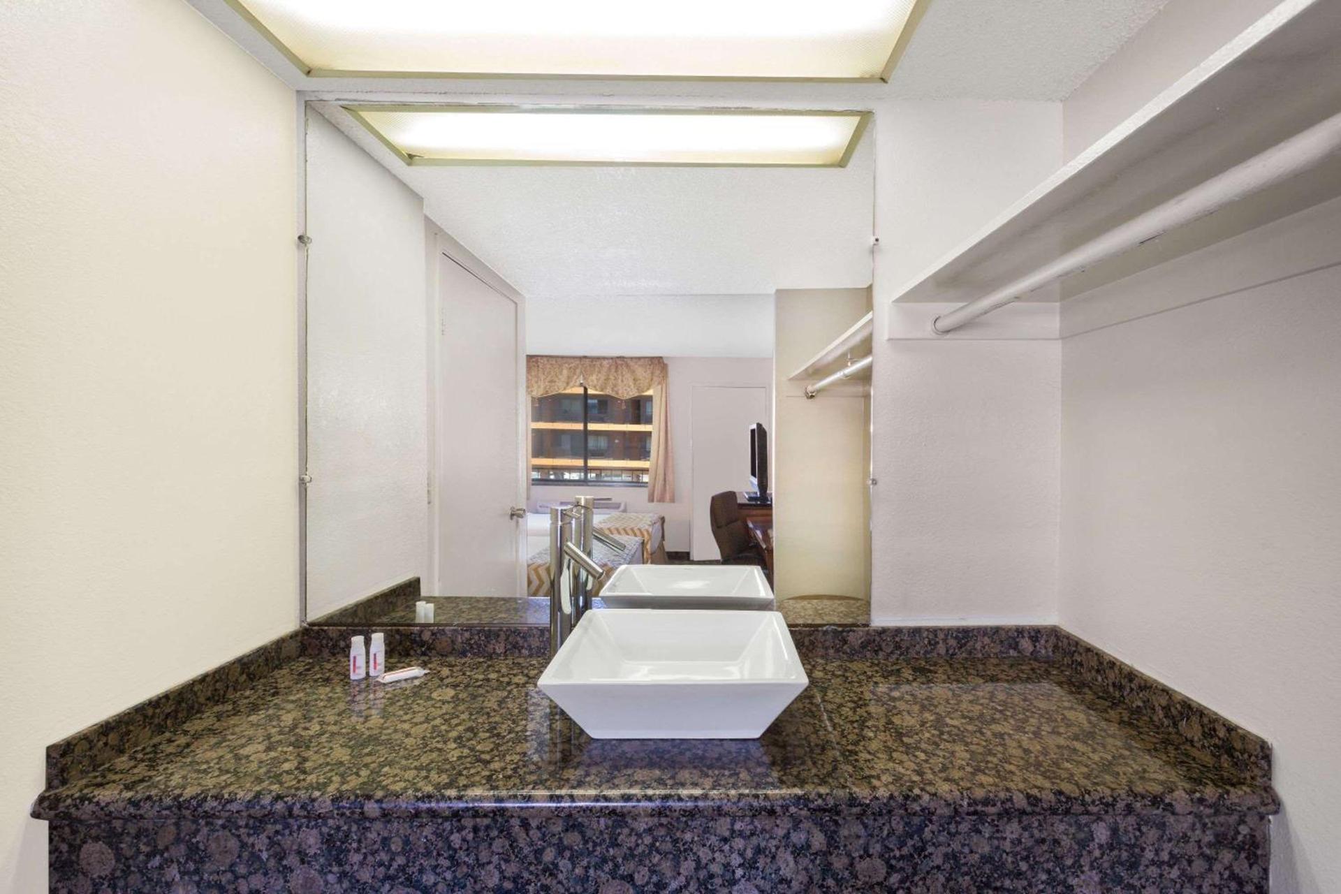 Travelodge by Wyndham Reno photo 38