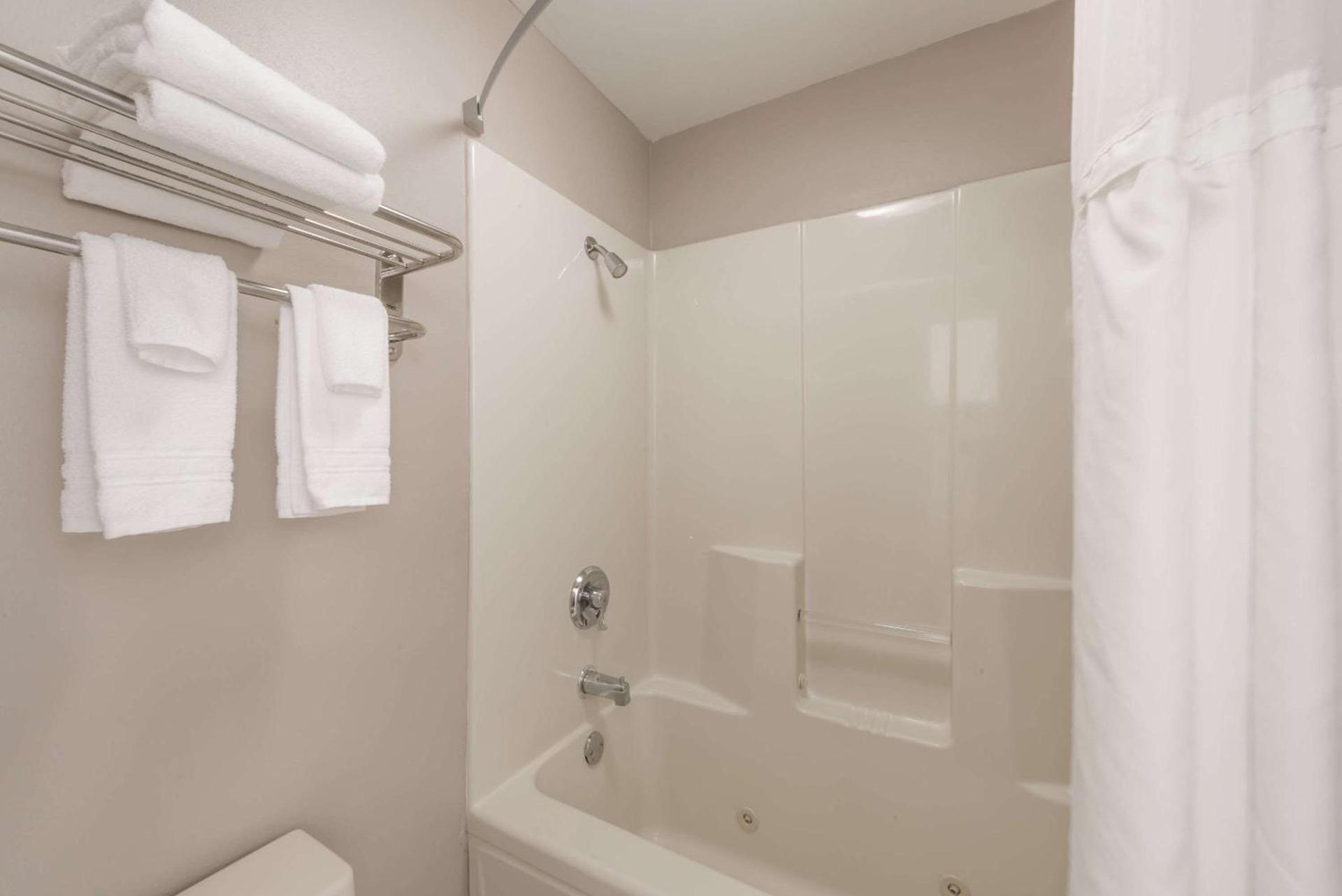 Super 8 by Wyndham Alexander City photo 8
