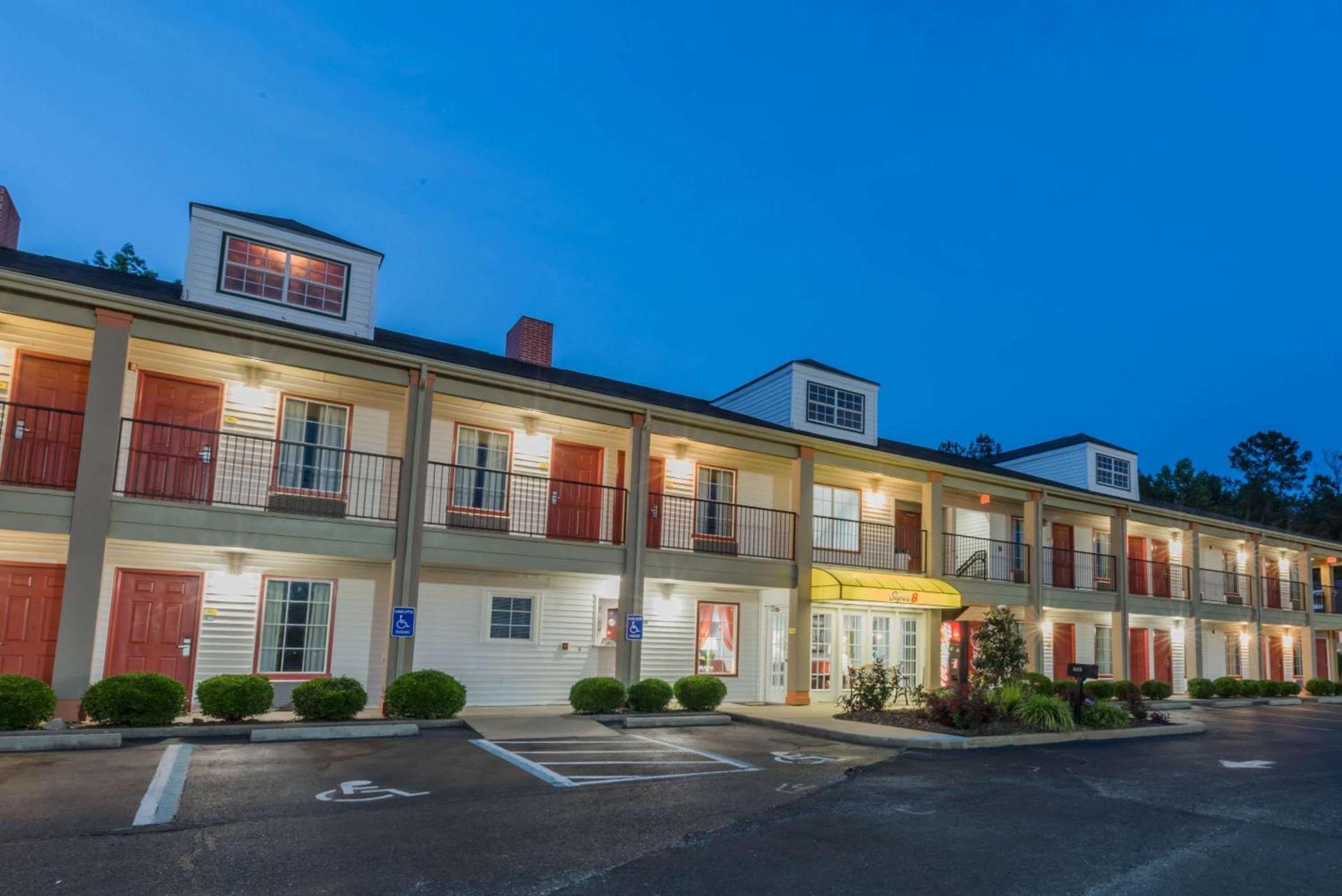 Super 8 by Wyndham Alexander City photo 2