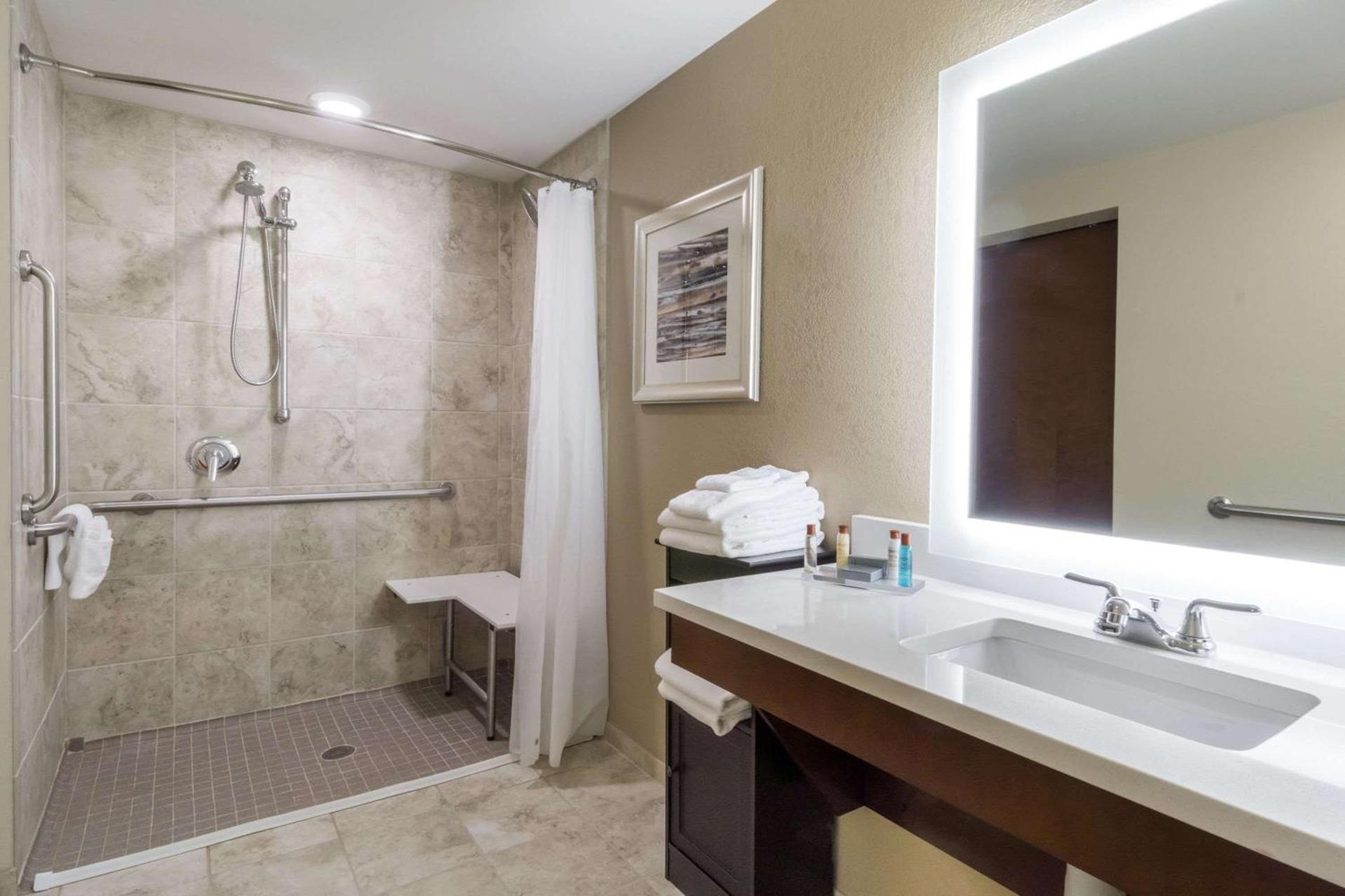 Hawthorn Suites by Wyndham Wheeling at The Highlands photo 39