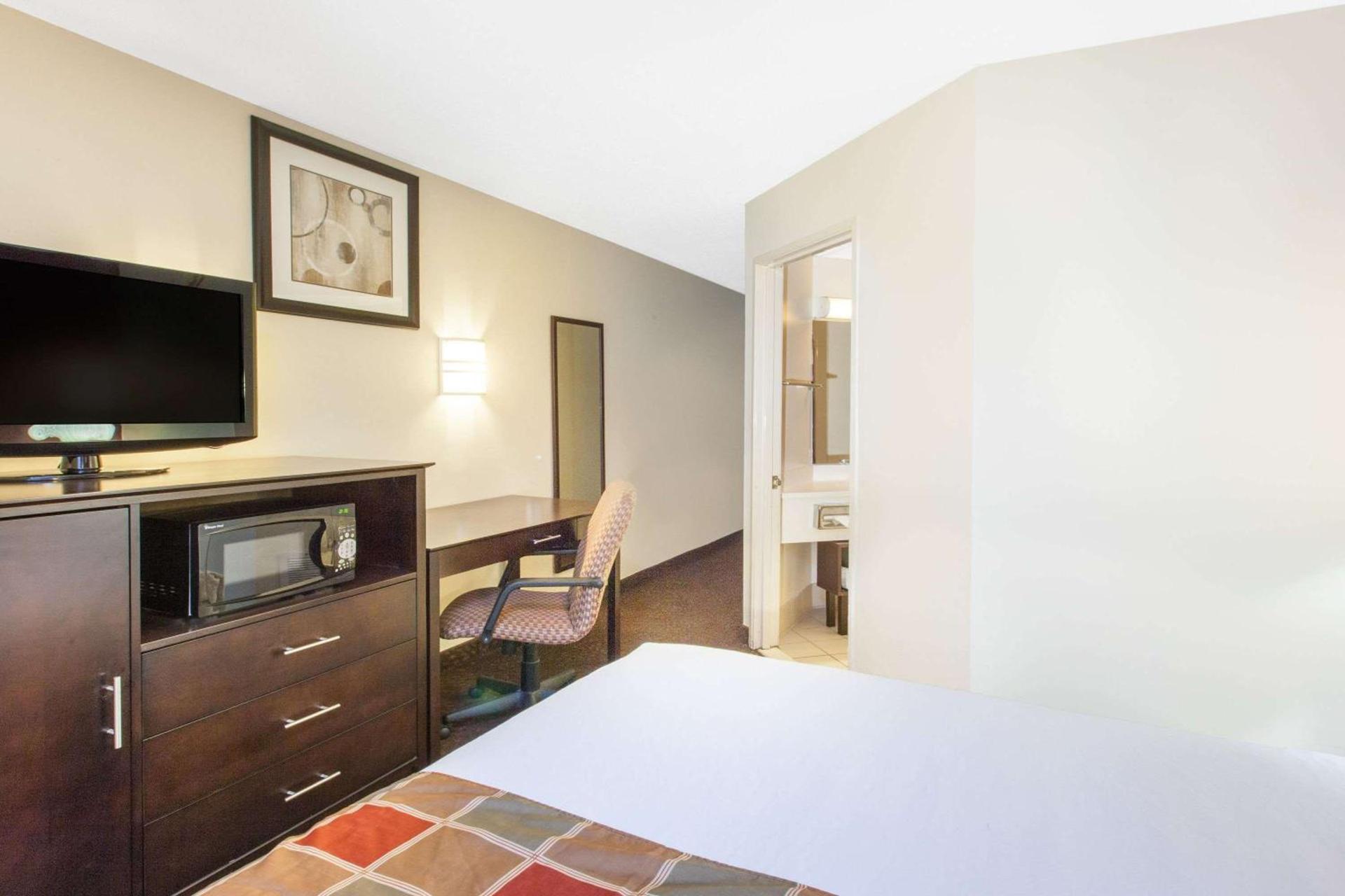 Travelodge by Wyndham Romulus Detroit Airport photo 20
