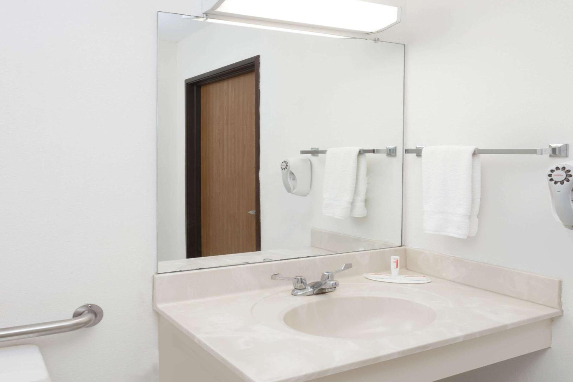 Super 8 by Wyndham Washington/Peoria Area photo 8