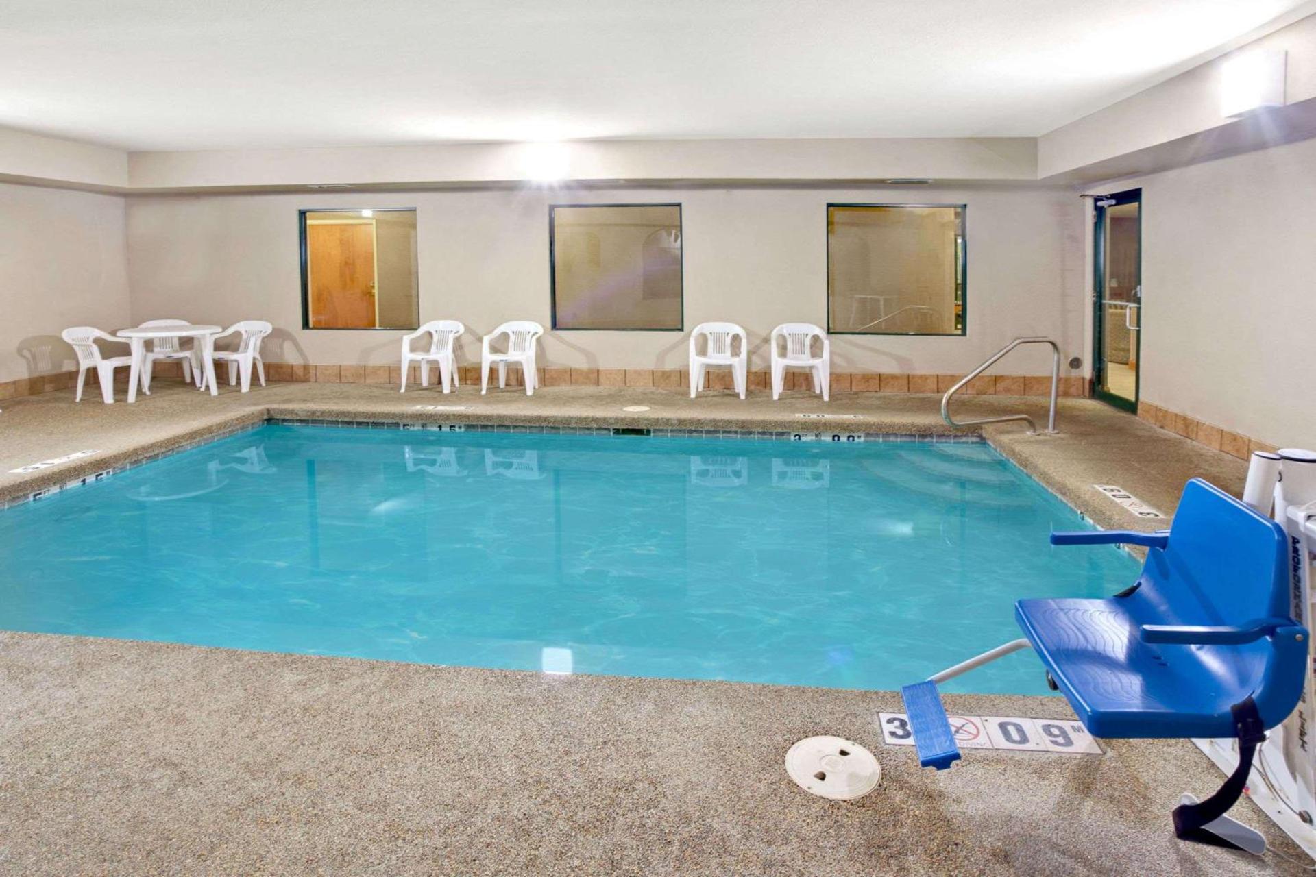 Super 8 by Wyndham South Bend photo 3