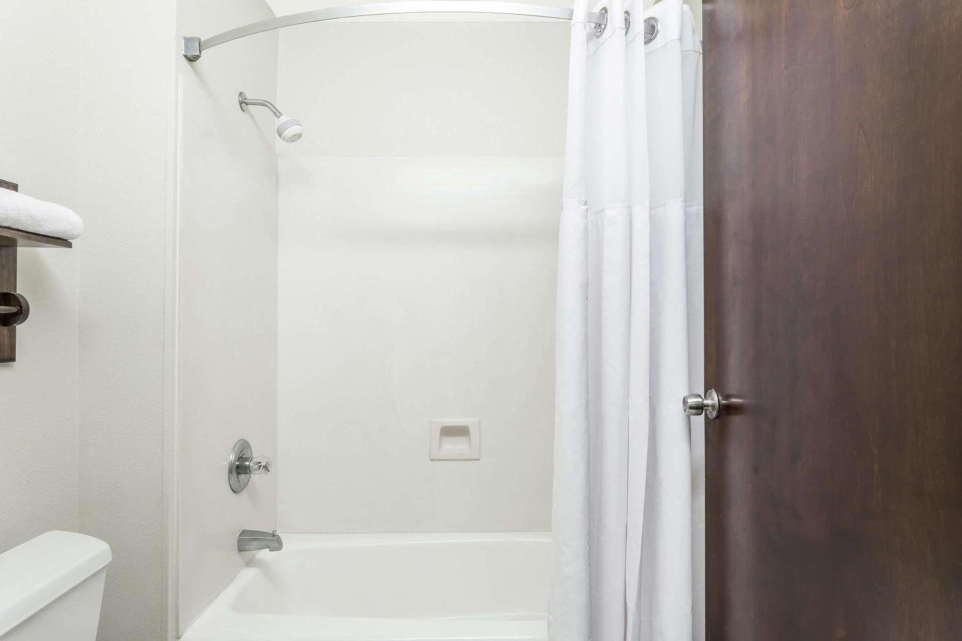 Brentwood Inn & Suites photo 7