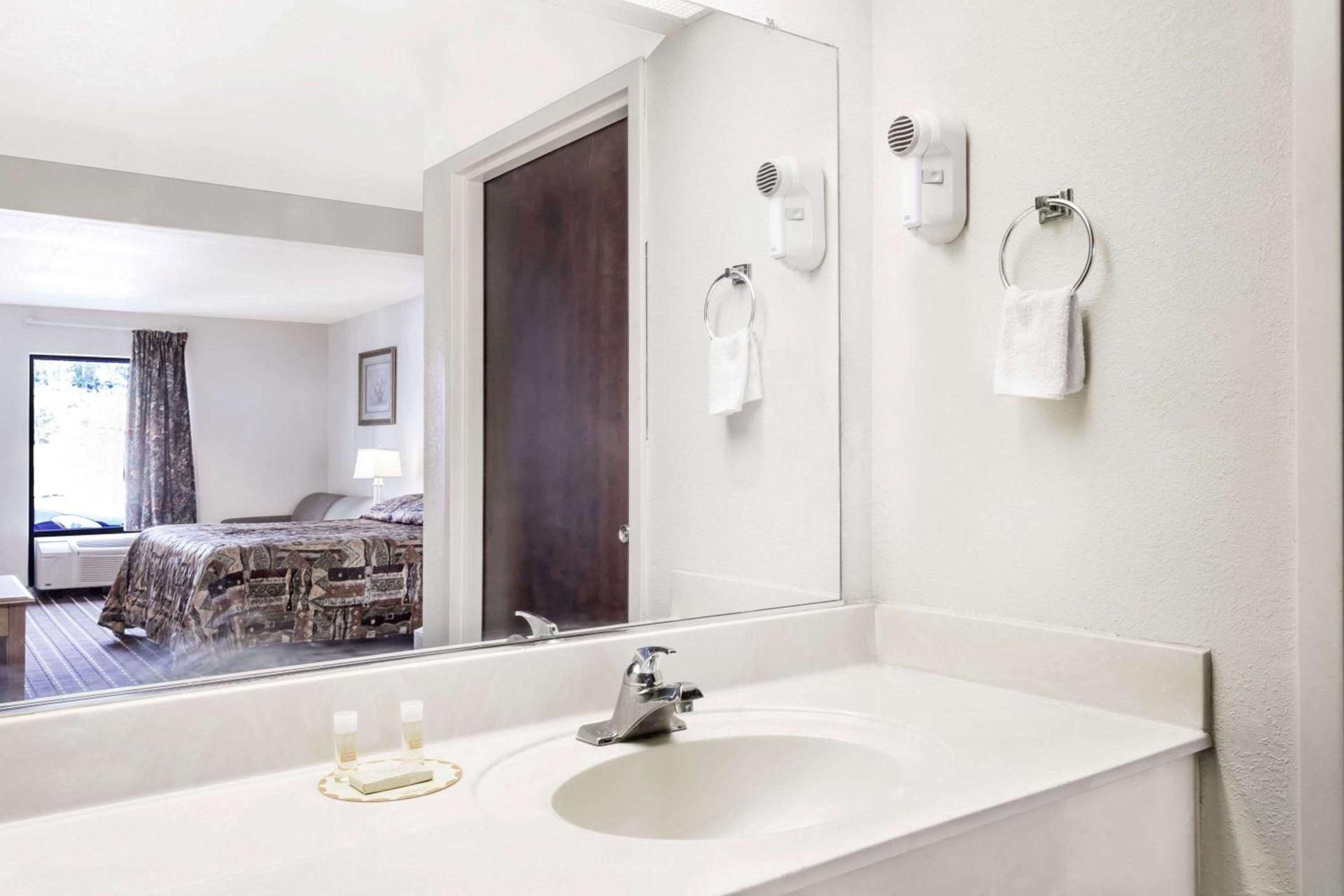 Brentwood Inn & Suites photo 5