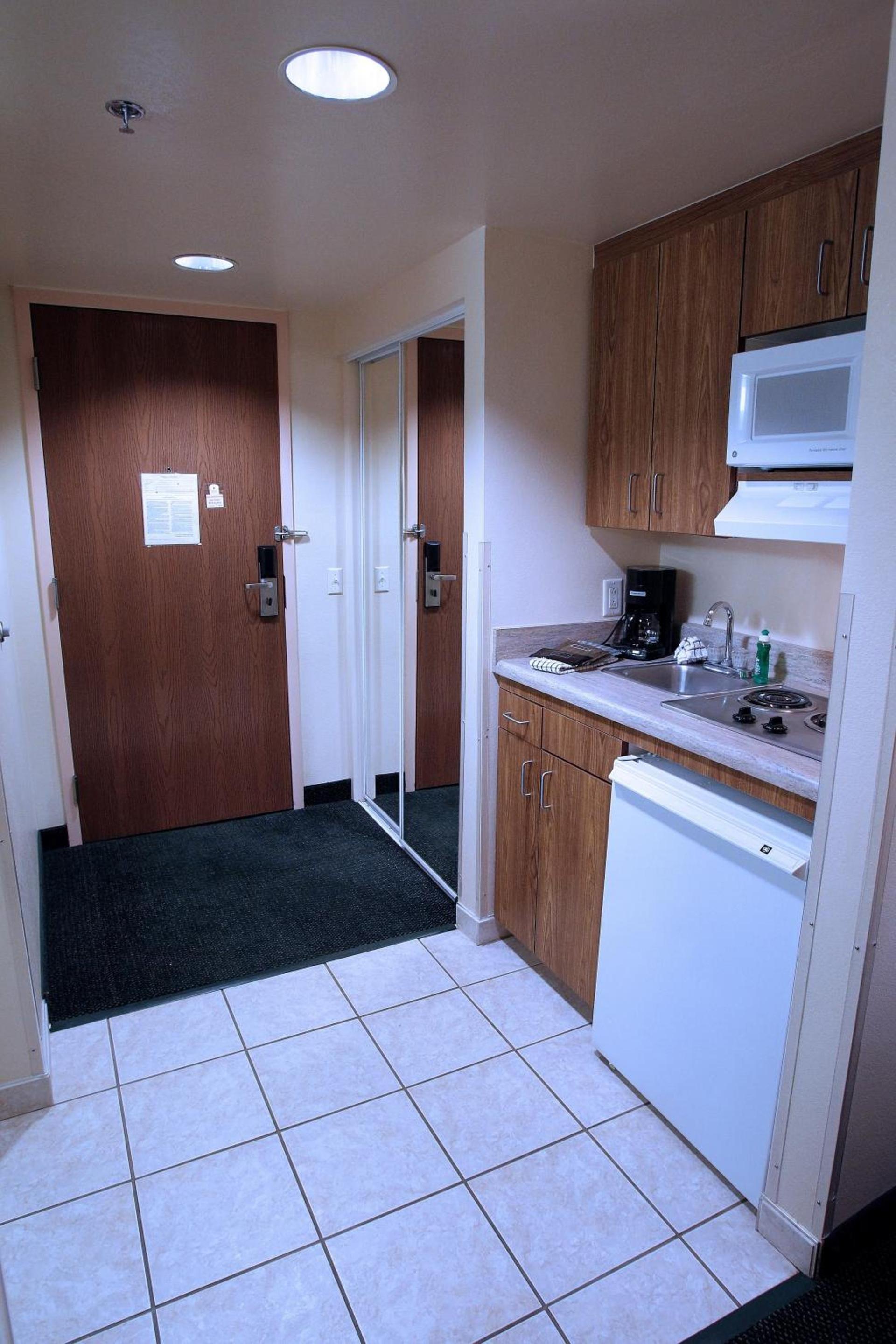 Gateway Studio Suites photo 13