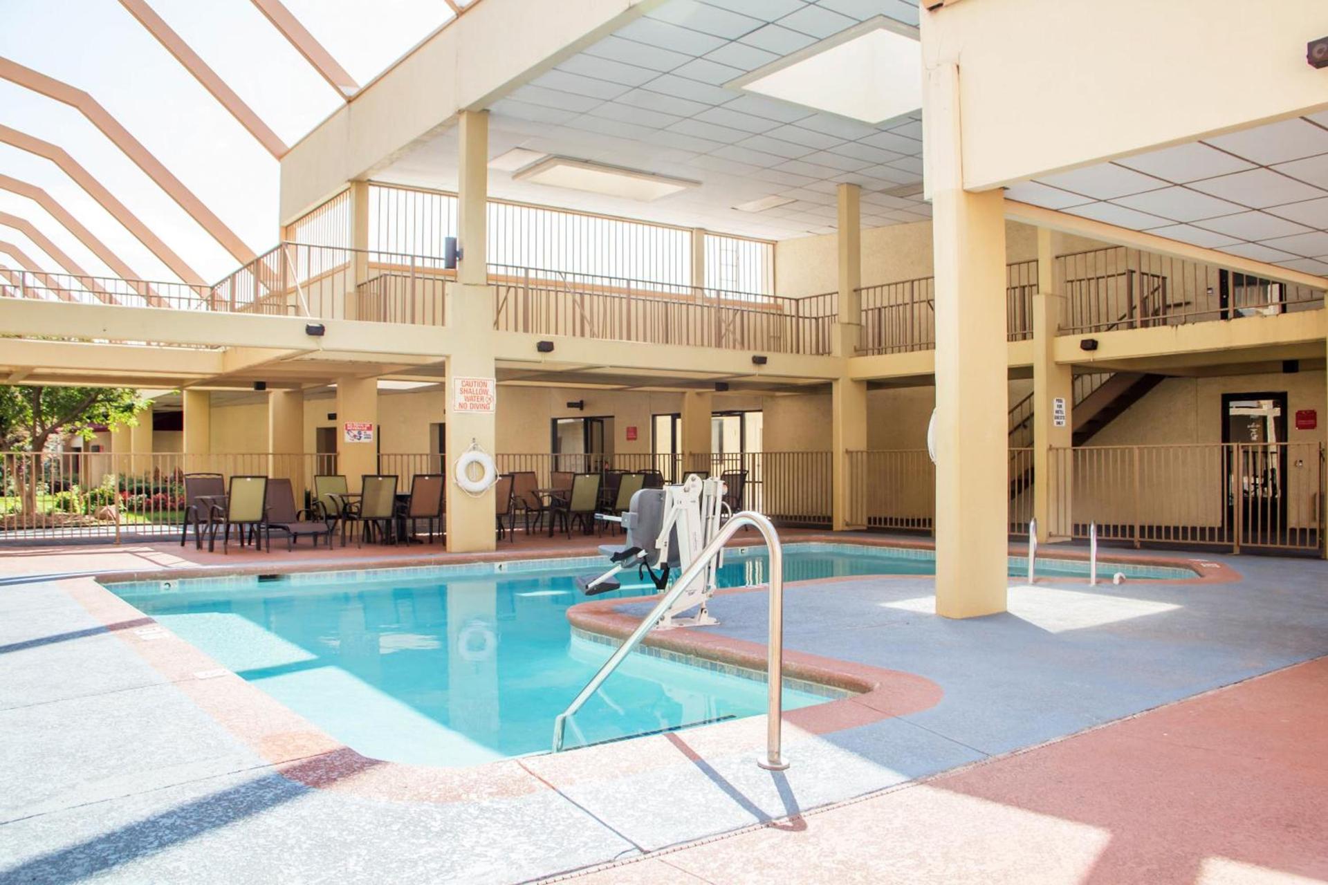 Econo Lodge Broken Arrow-Tulsa photo 9