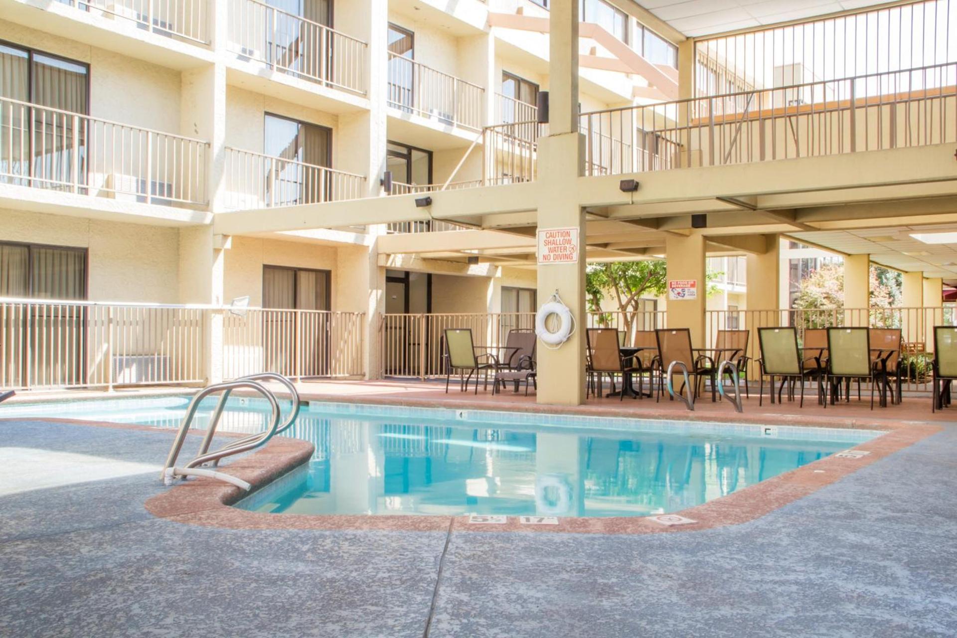 Econo Lodge Broken Arrow-Tulsa photo 10