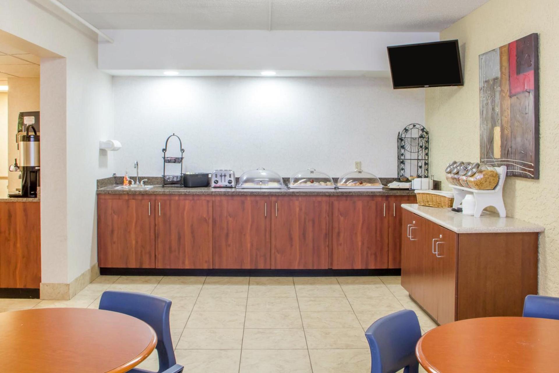 Econo Lodge Broken Arrow-Tulsa photo 11
