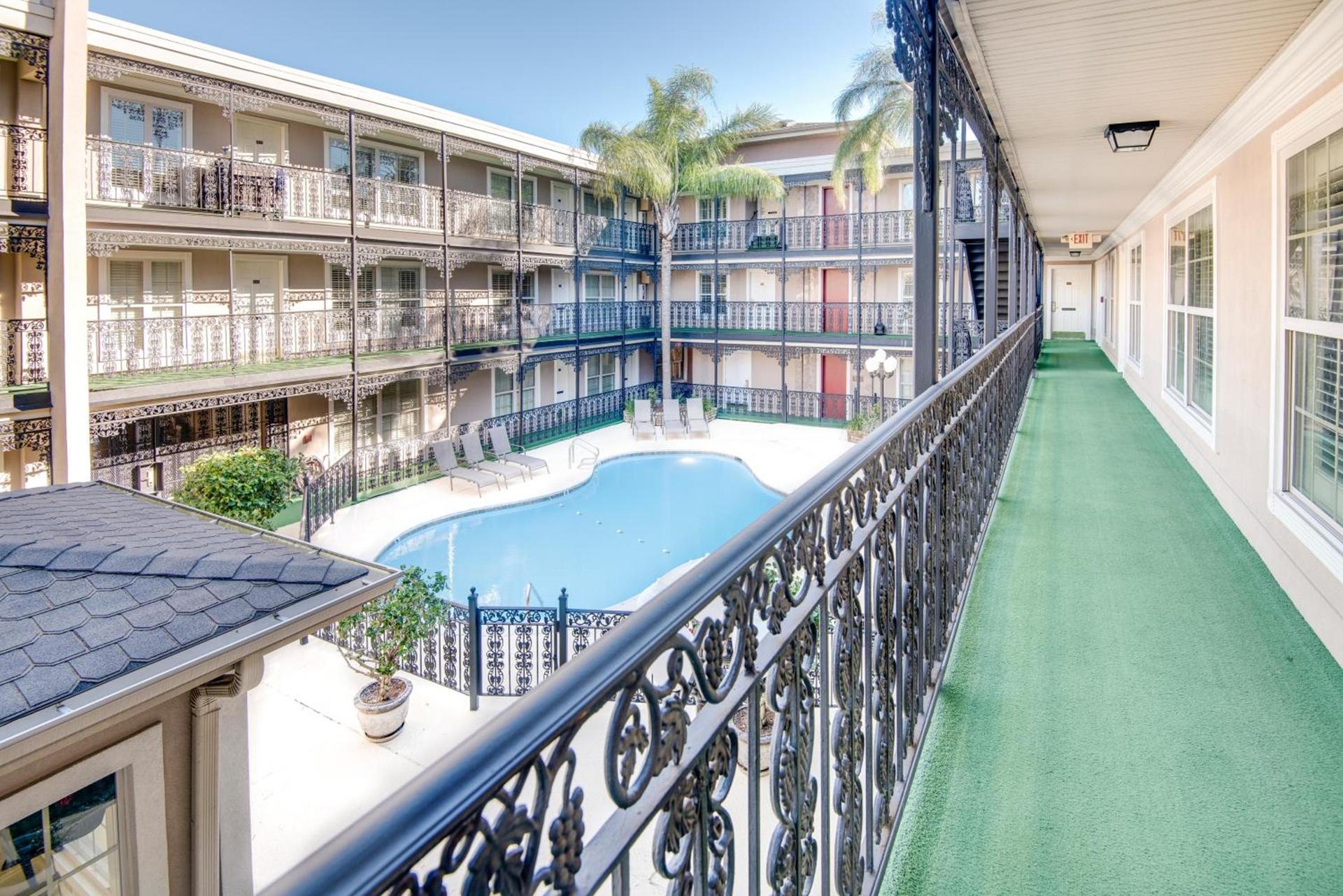LA Plaza Apartments photo 5