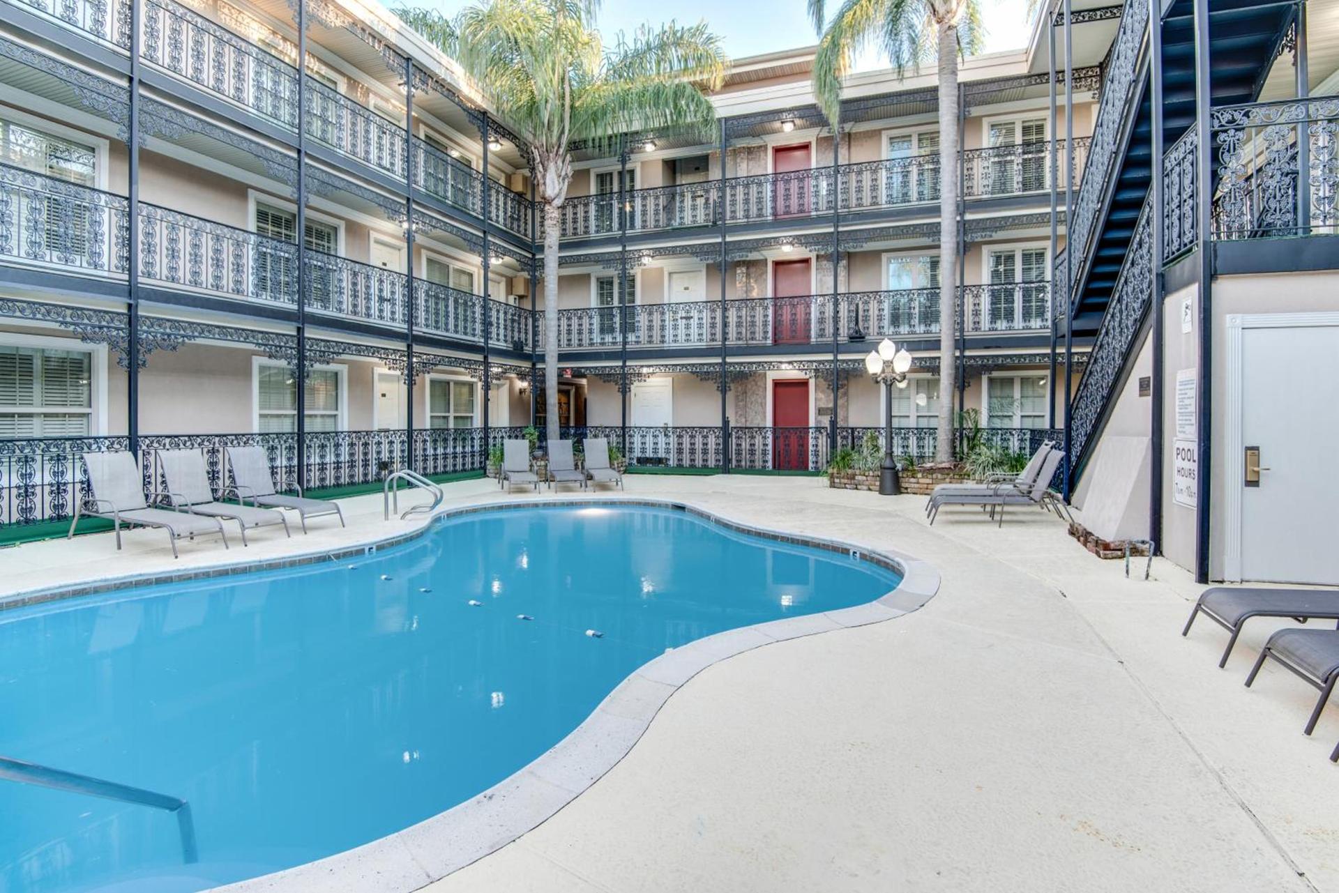 LA Plaza Apartments photo 3