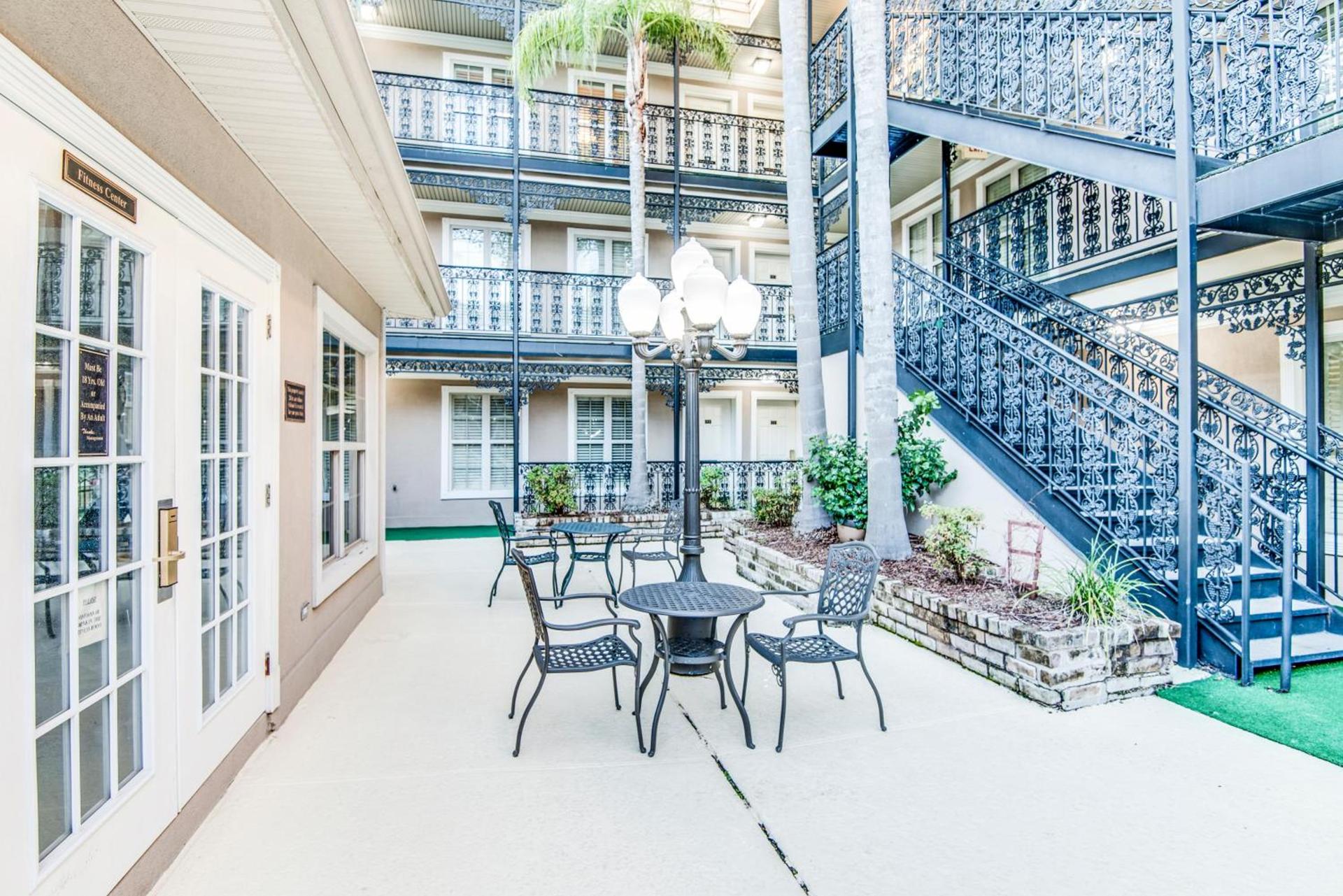 LA Plaza Apartments photo 4