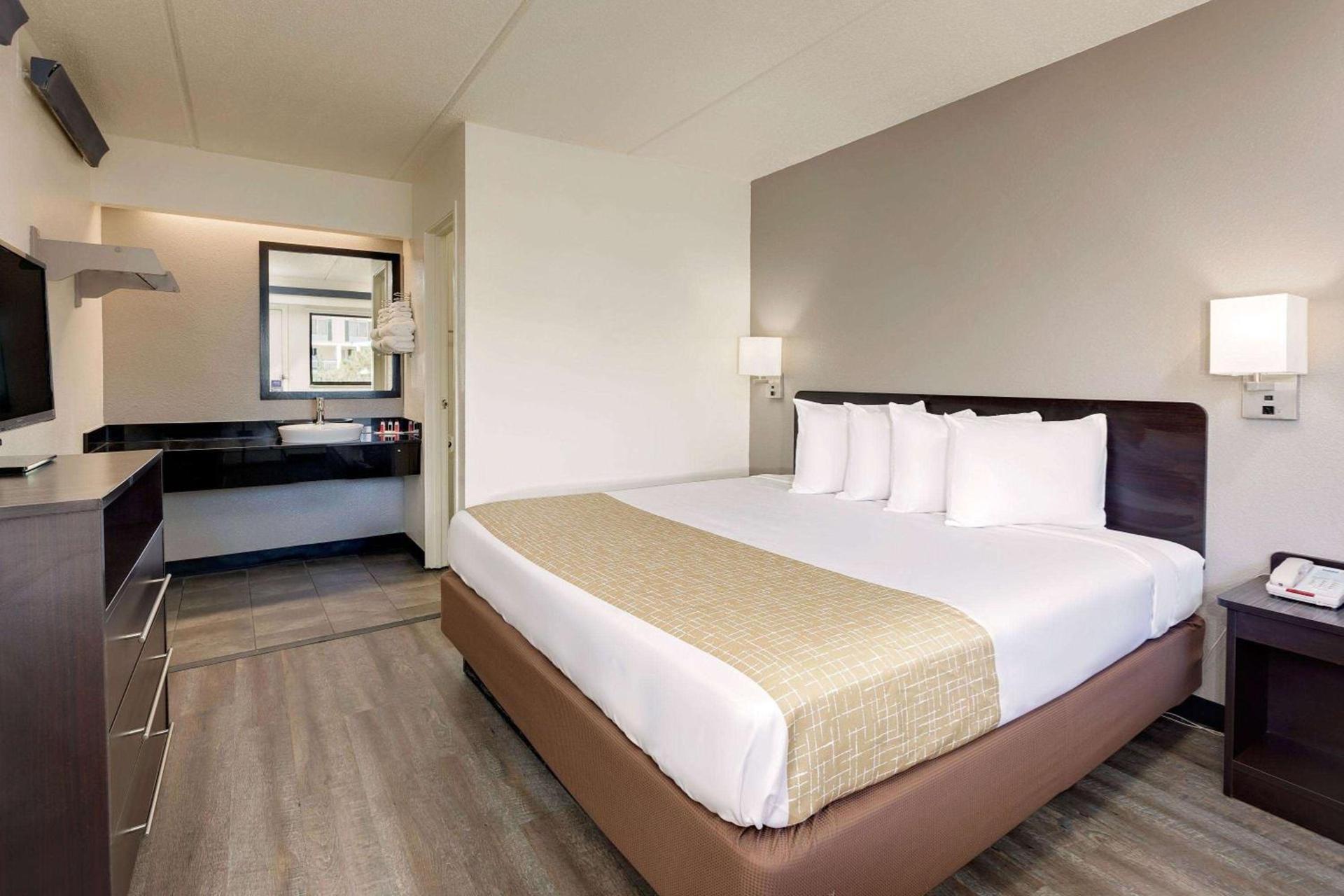 Travelodge by Wyndham College Park photo 6