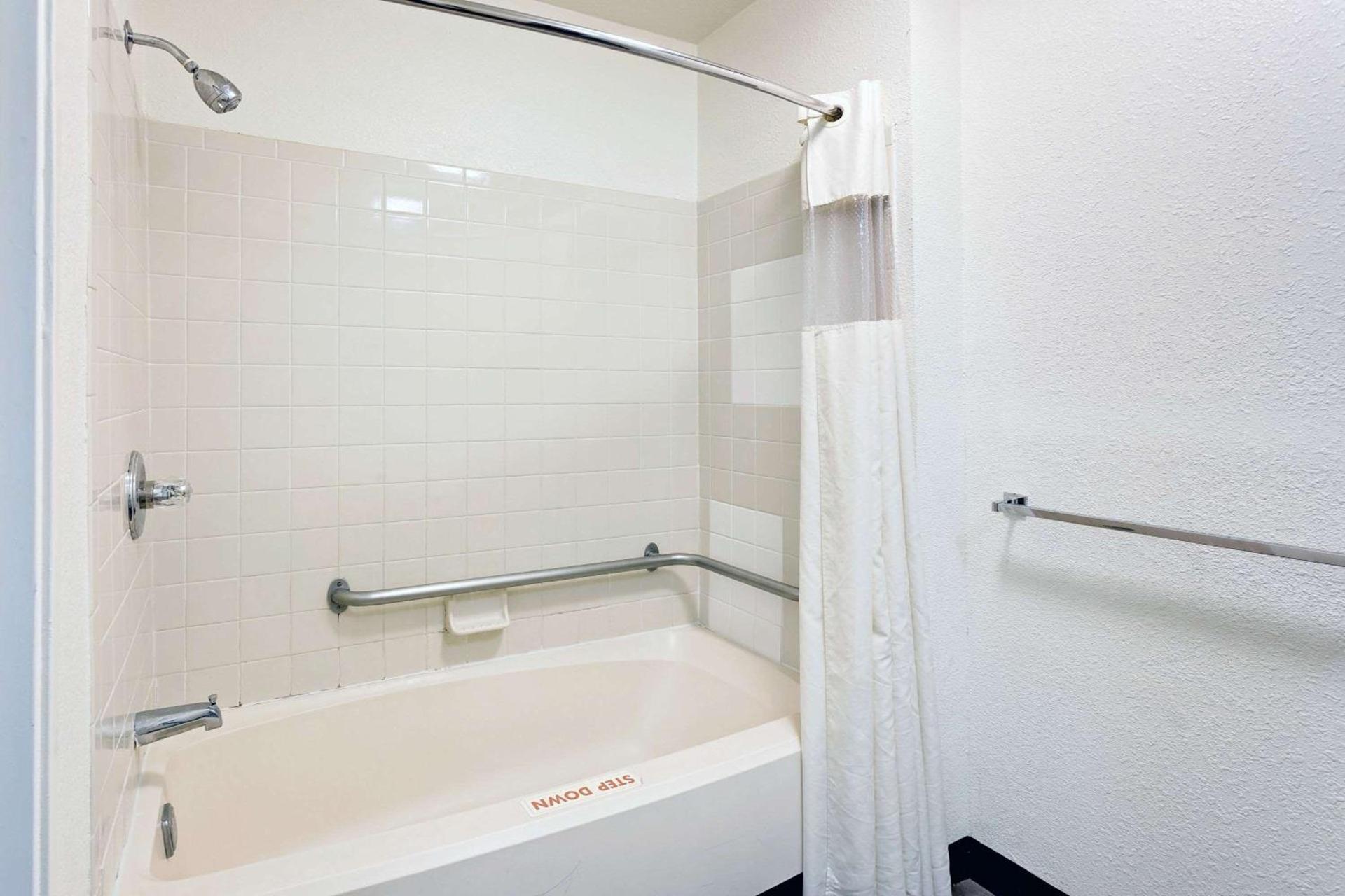 Travelodge by Wyndham College Park photo 5