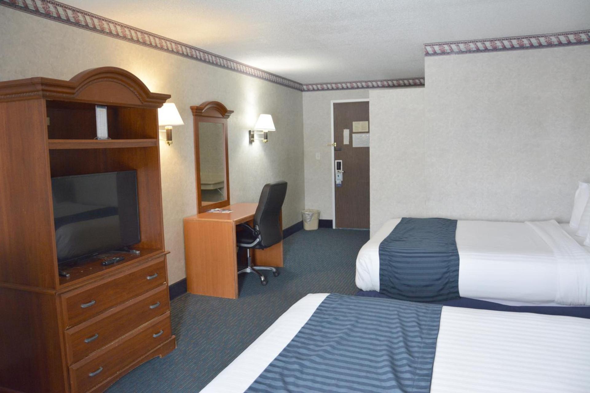 Travelodge by Wyndham Milwaukee photo 12