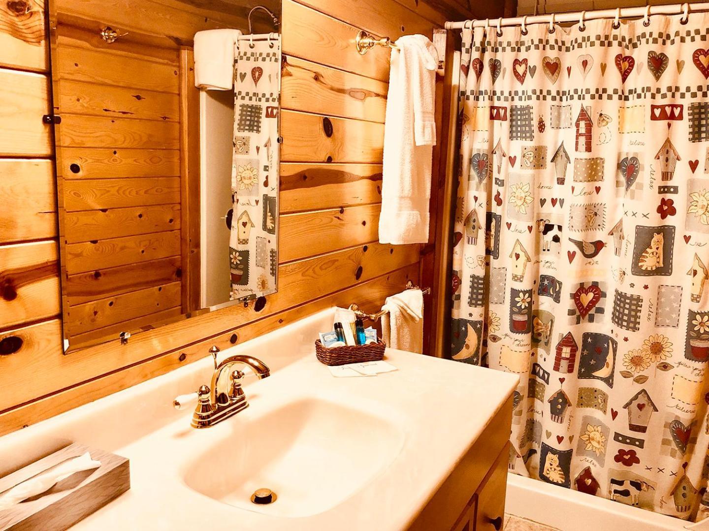Giant Oaks Lodge photo 35