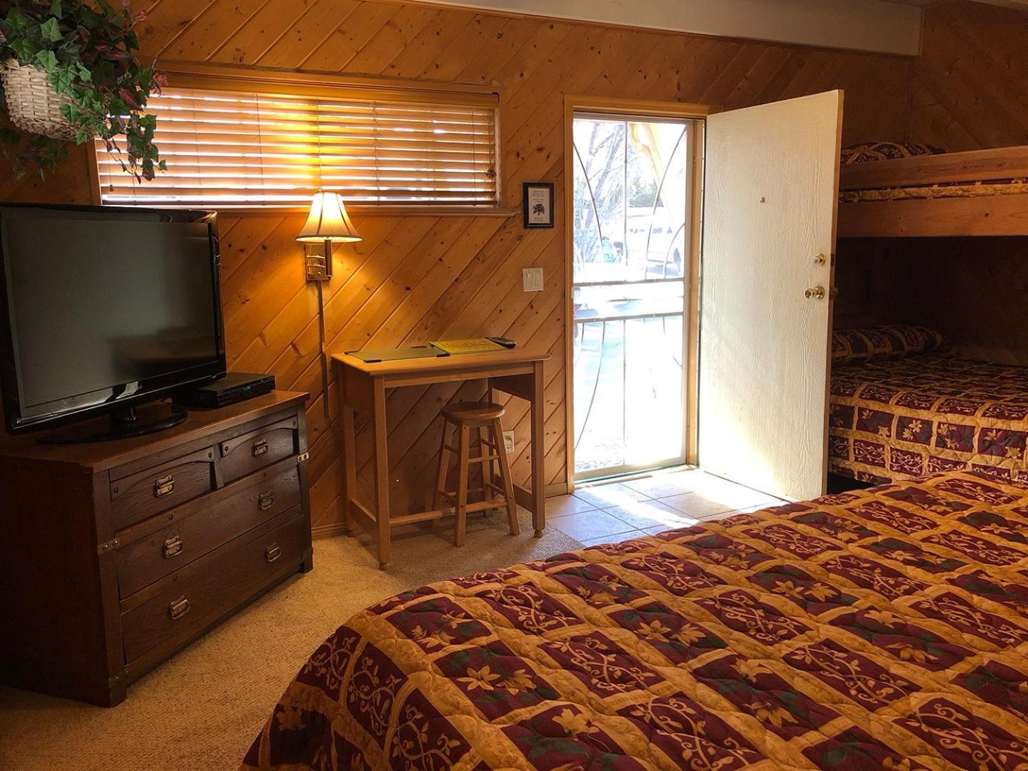 Giant Oaks Lodge photo 75
