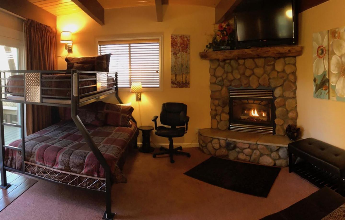 Giant Oaks Lodge photo 70