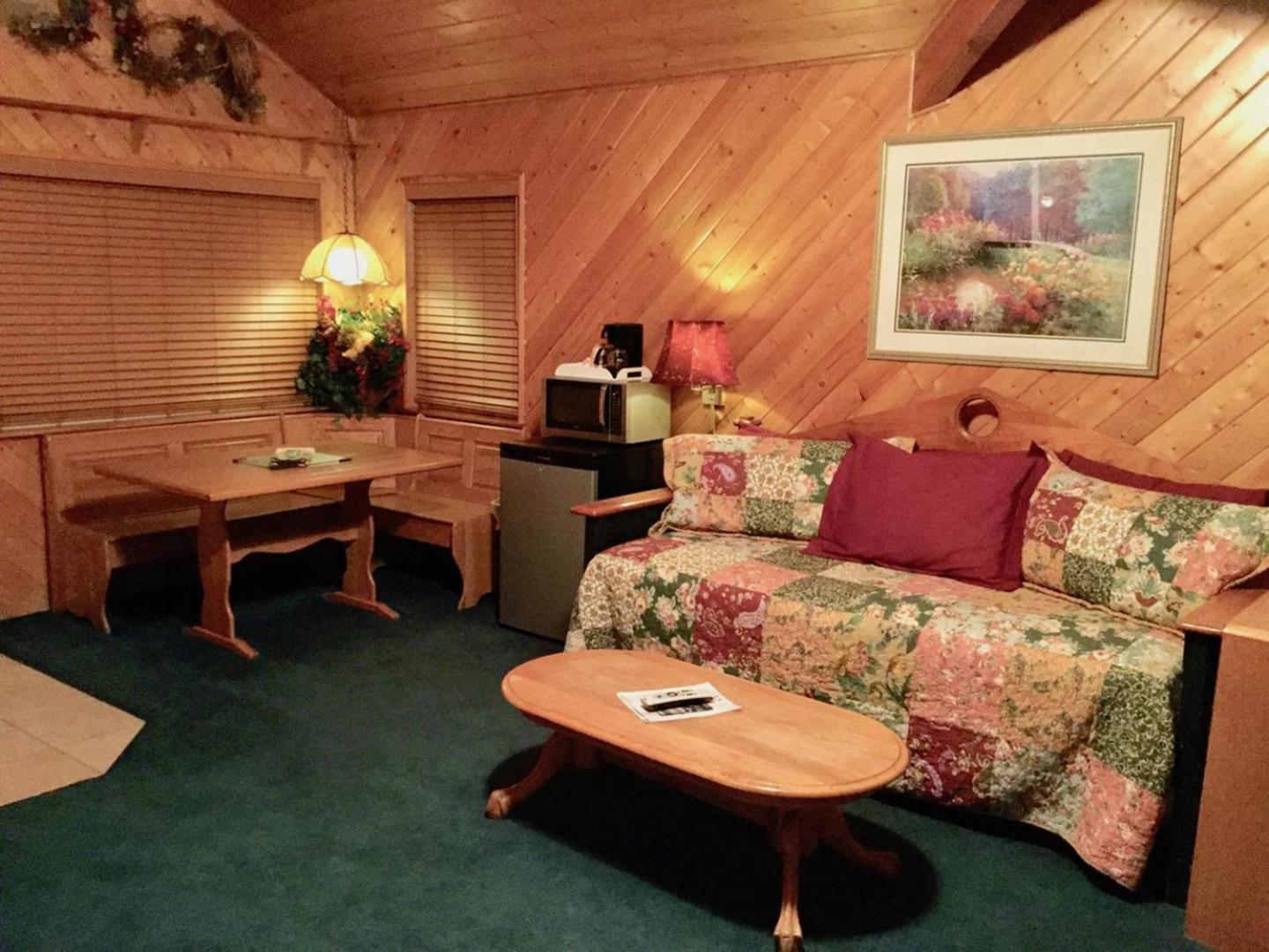 Giant Oaks Lodge photo 60