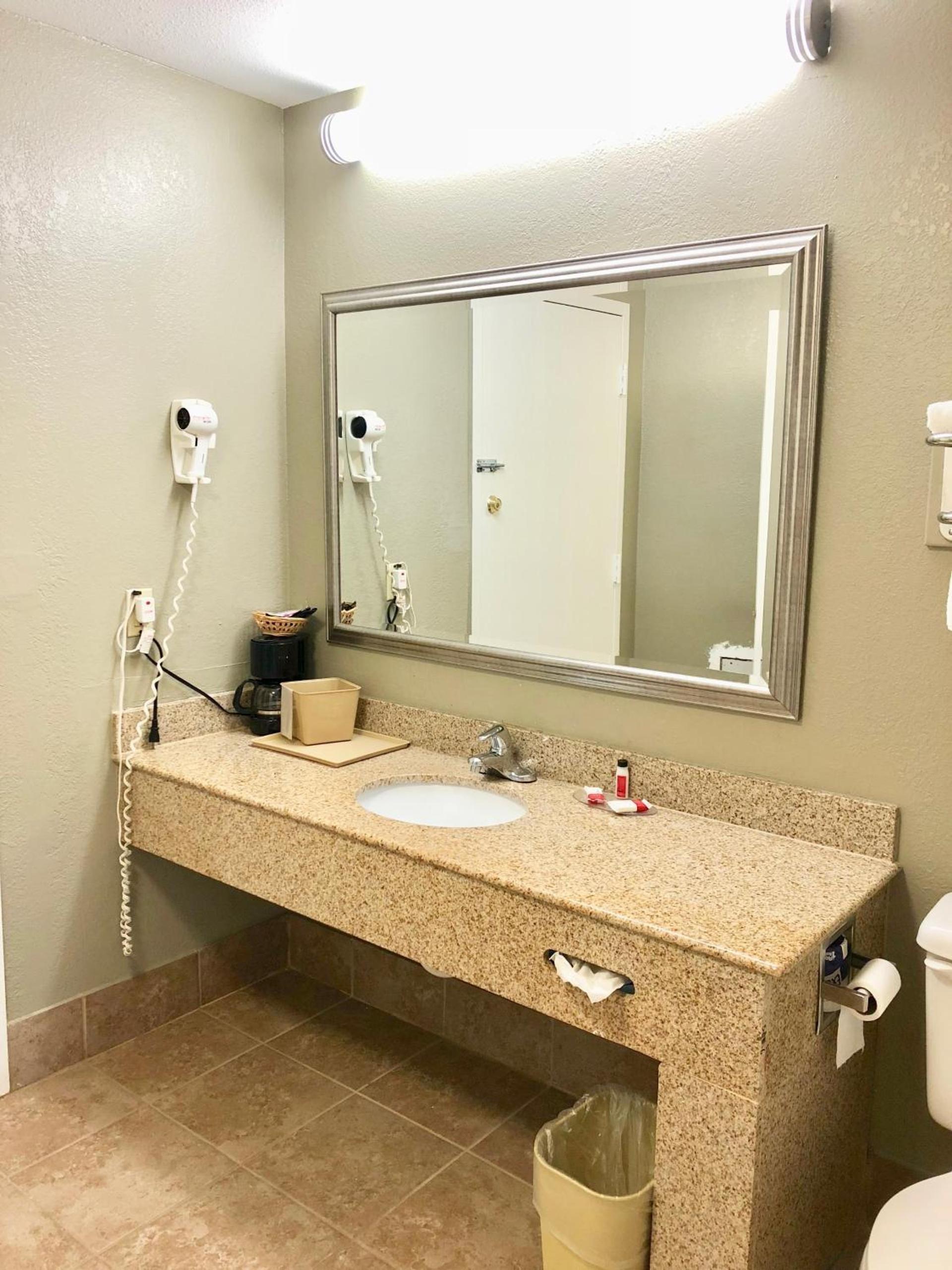 Super 8 by Wyndham Tupelo Airport photo 22