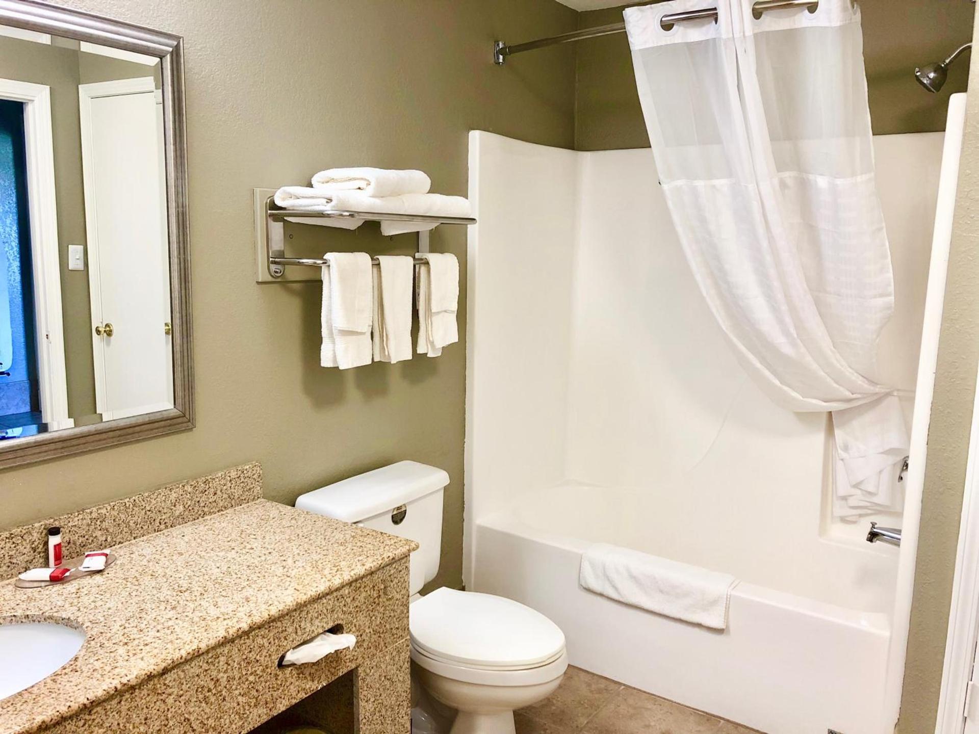 Super 8 by Wyndham Tupelo Airport photo 24
