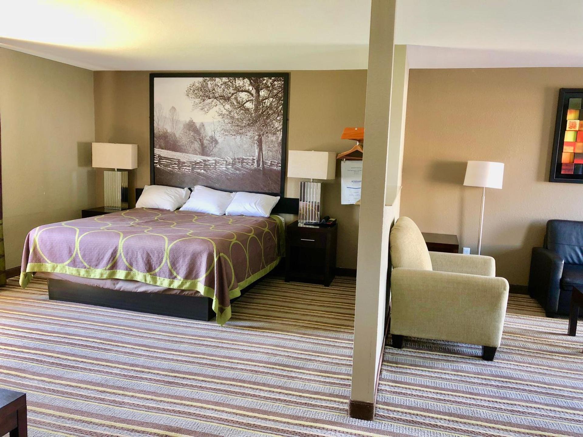 Super 8 by Wyndham Tupelo Airport photo 30