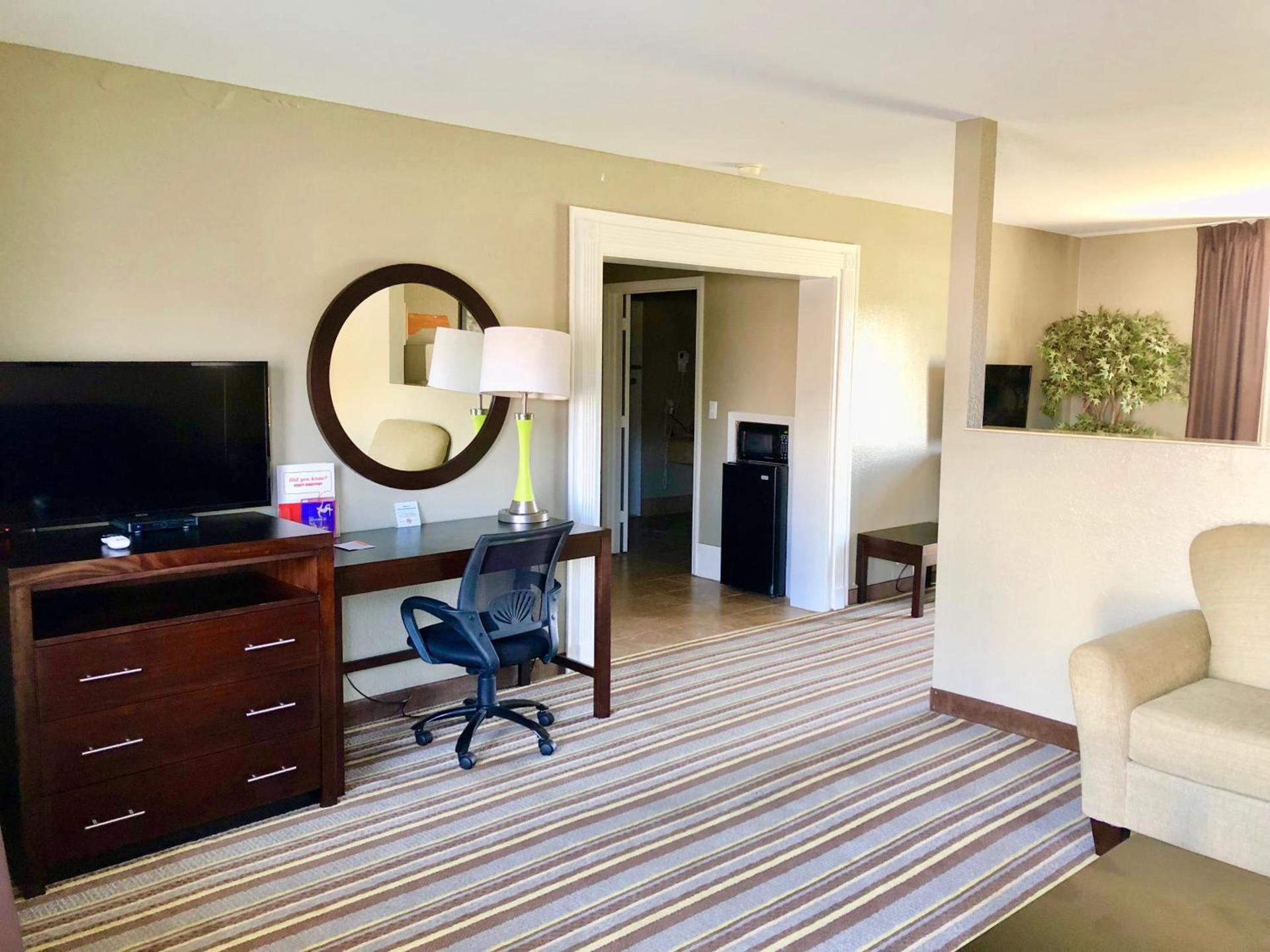Super 8 by Wyndham Tupelo Airport photo 31