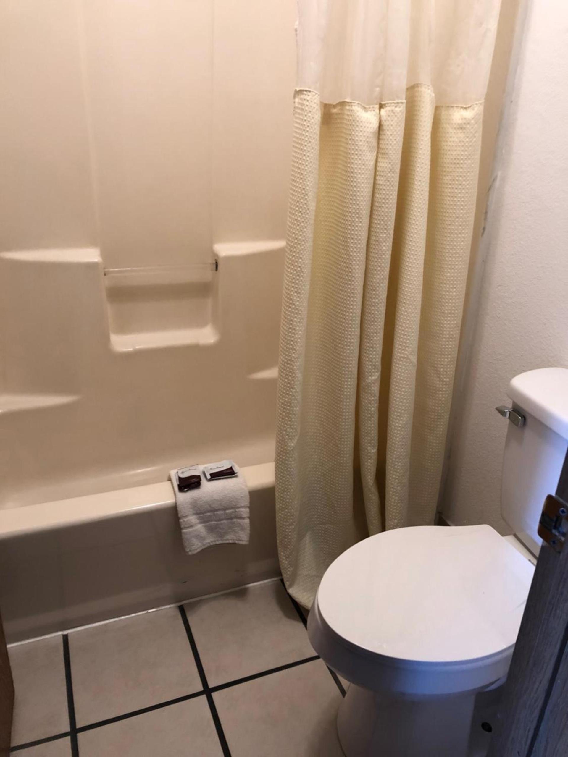 Sumner Motor Inn photo 10