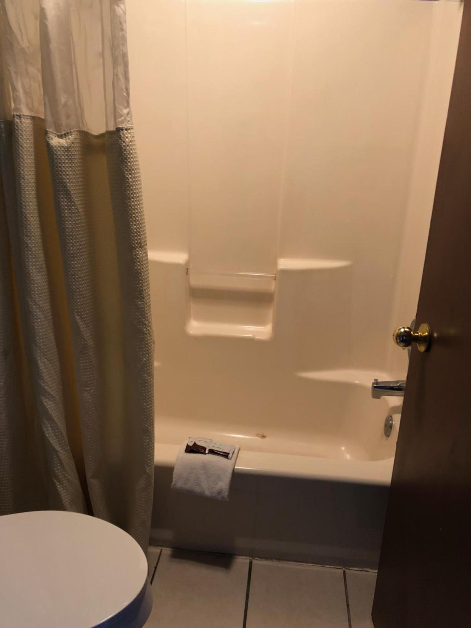 Sumner Motor Inn photo 12
