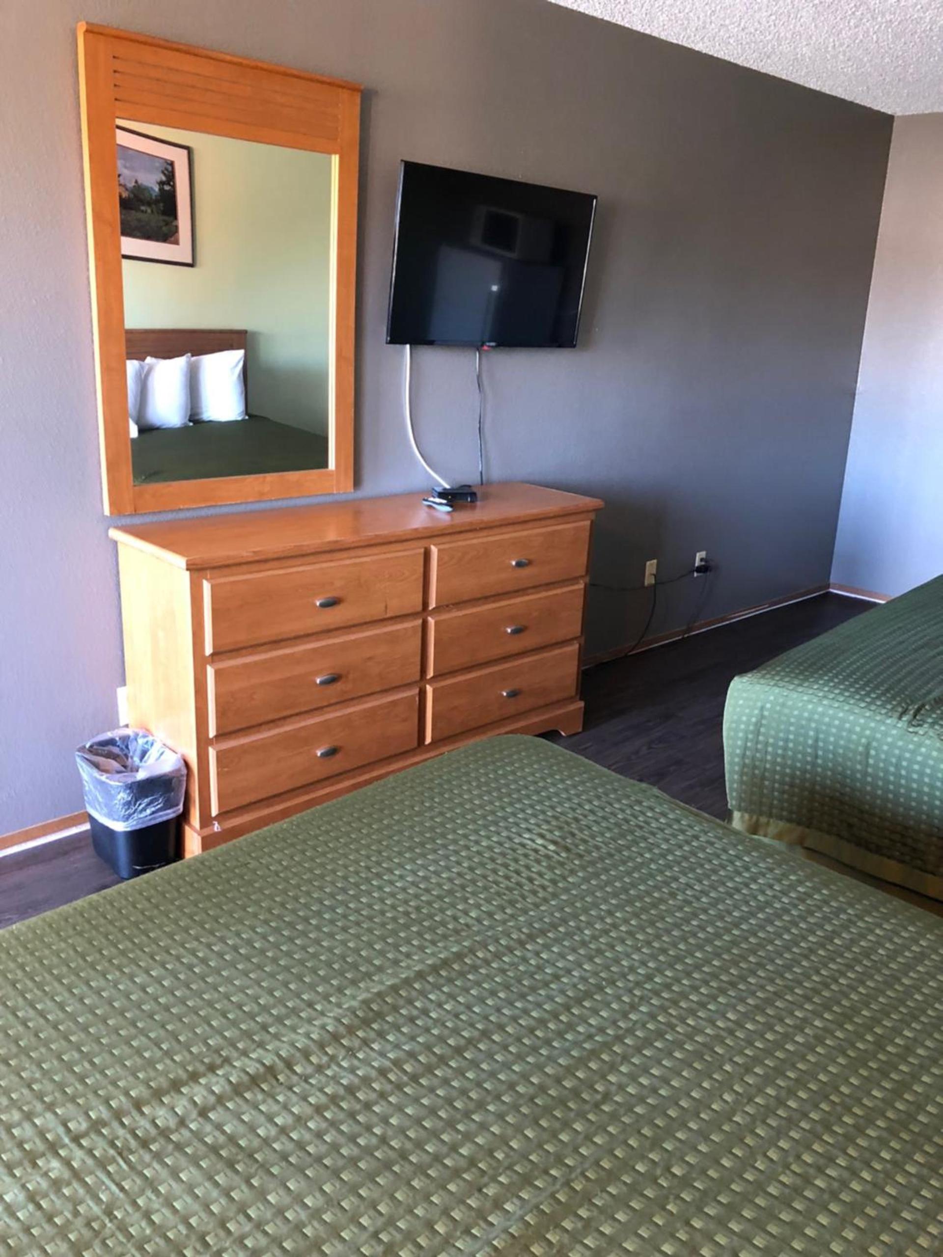 Sumner Motor Inn photo 22