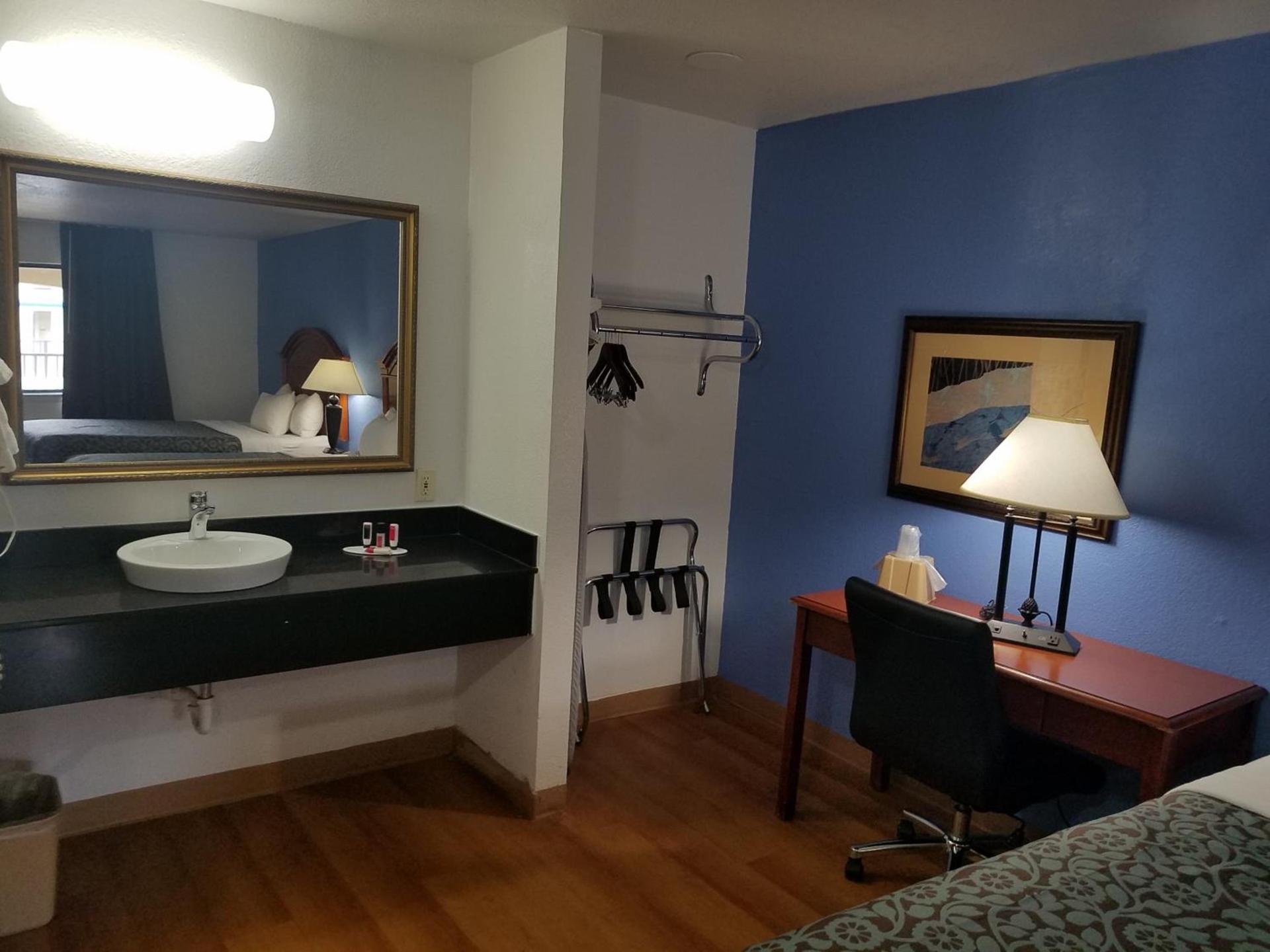 Days Inn by Wyndham Oklahoma City NW Expressway photo 17