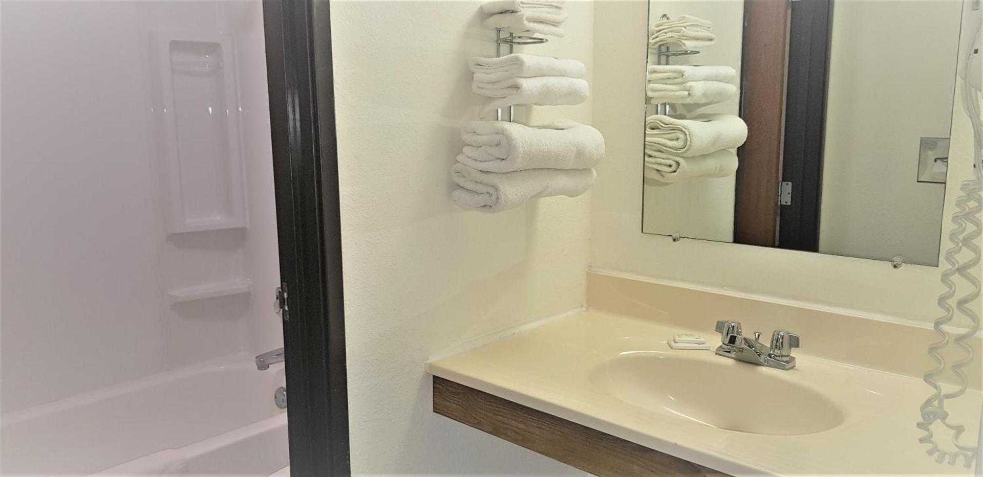 AmeriVu Inn & Suites-Avon photo 10