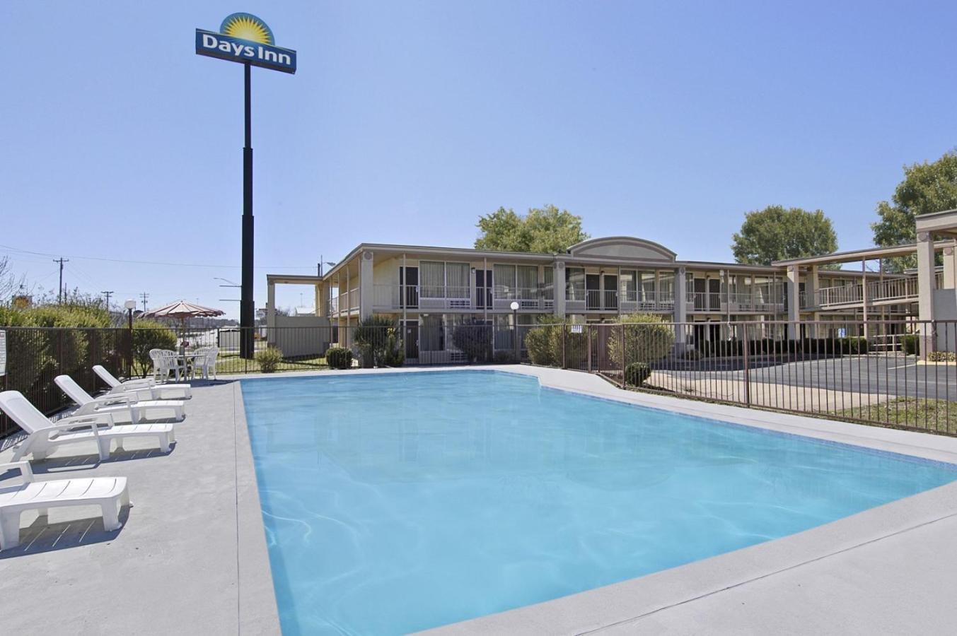 Days Inn by Wyndham Hurricane Mills photo 3
