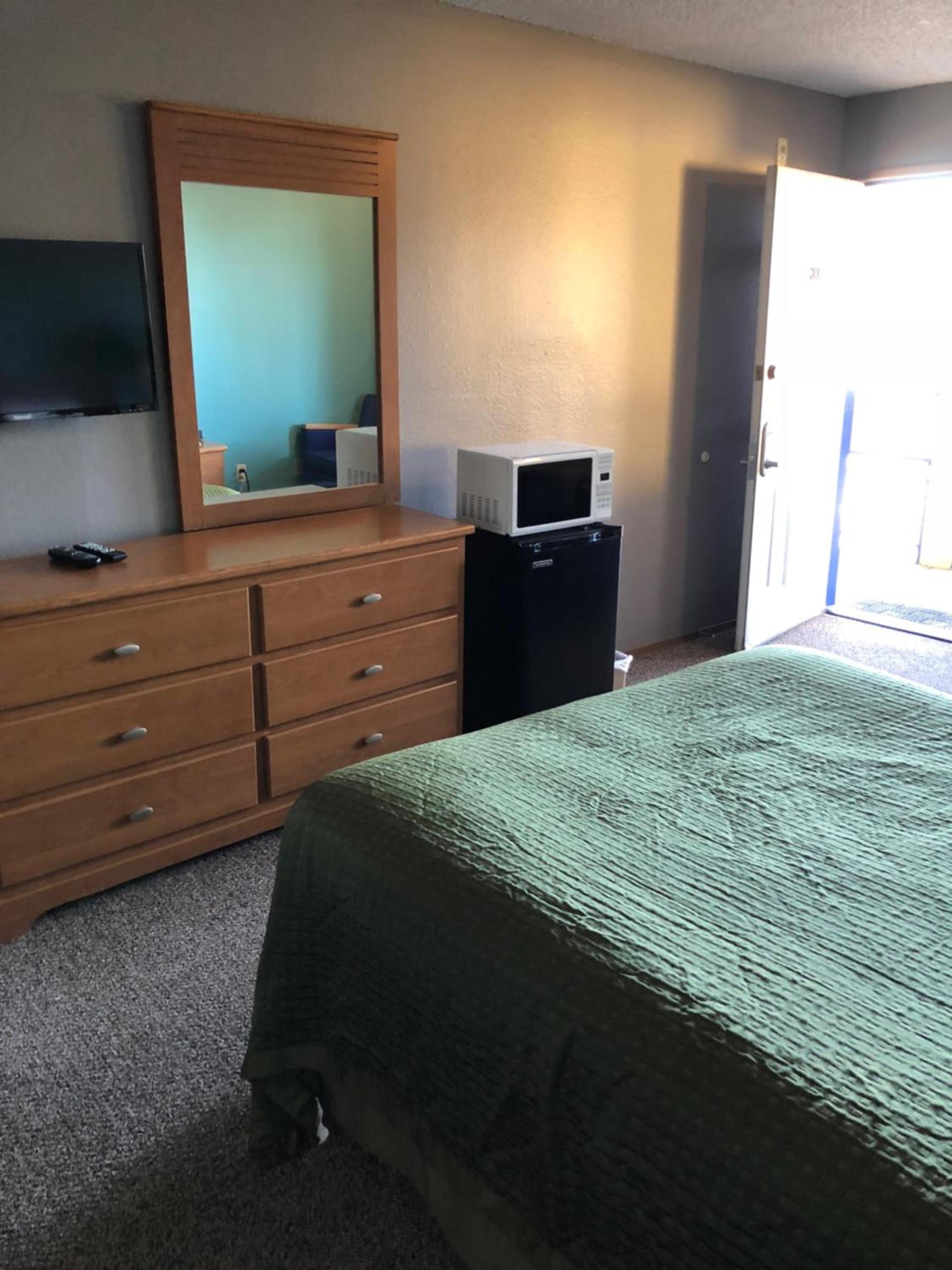 Sumner Motor Inn photo 7