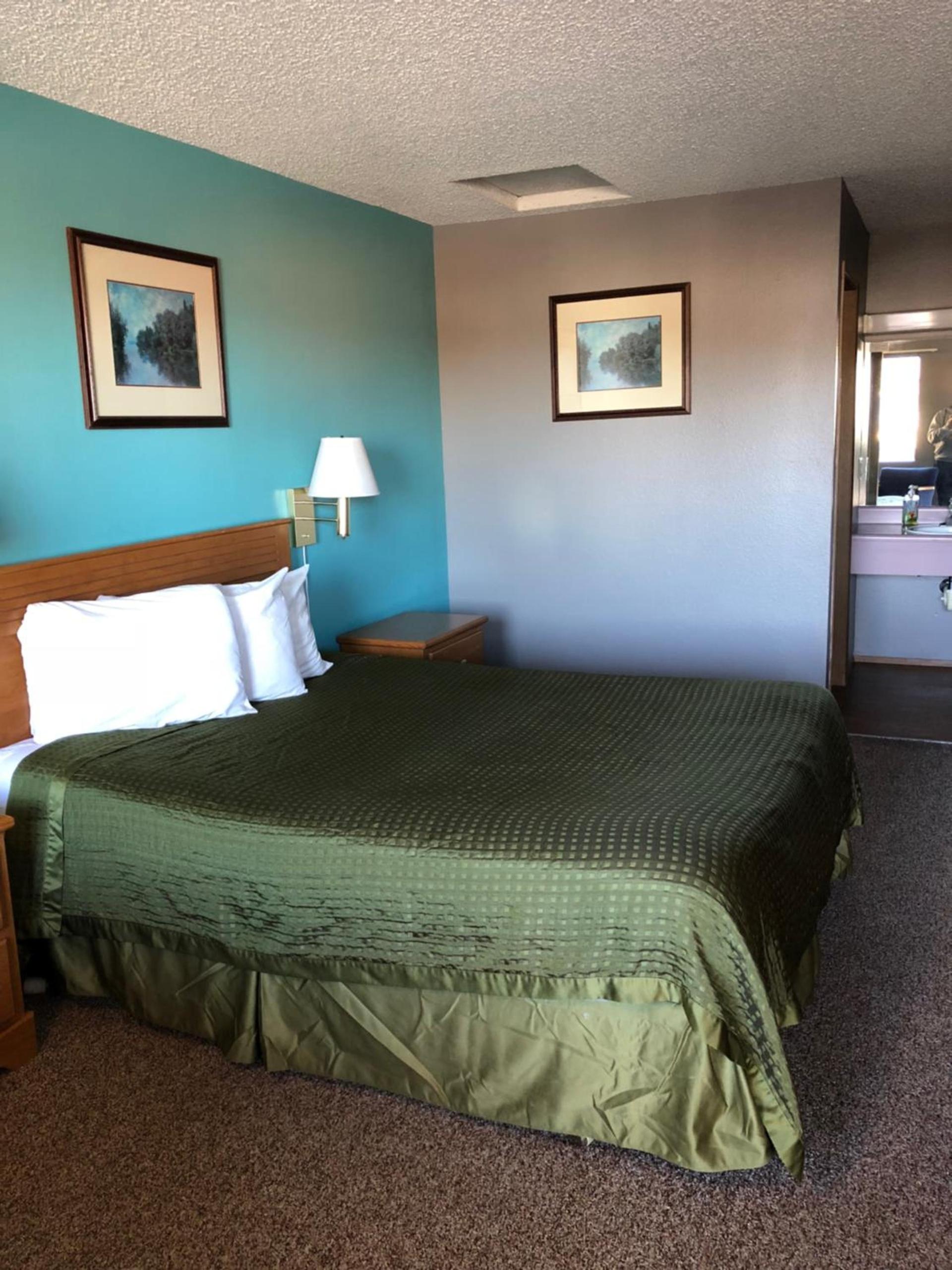 Sumner Motor Inn photo 18