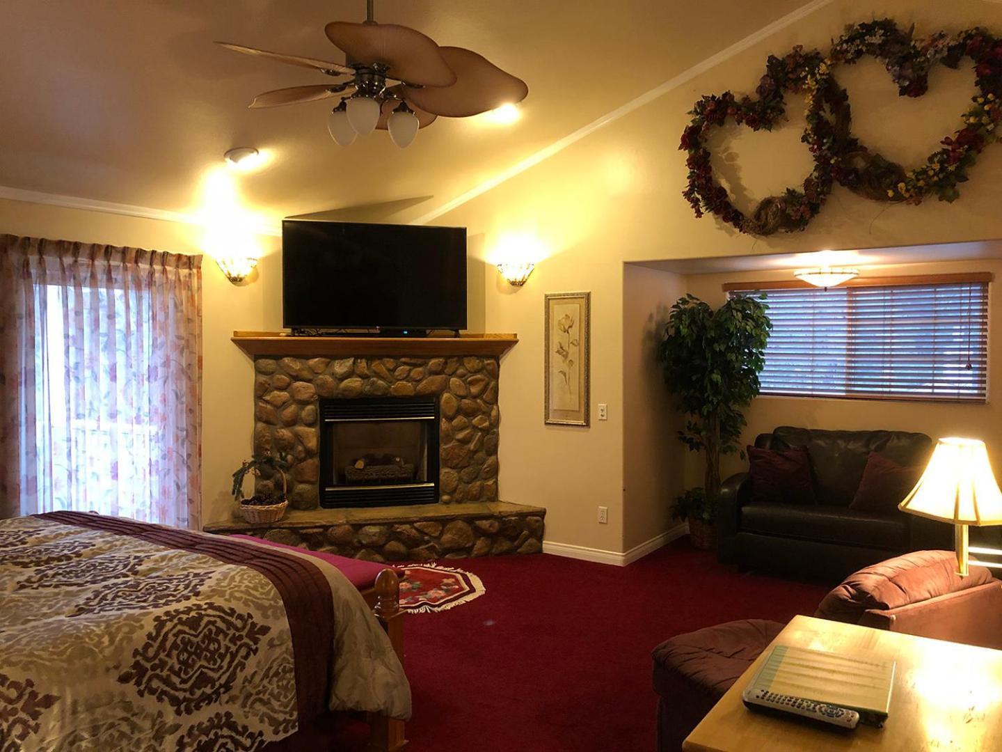 Giant Oaks Lodge photo 12