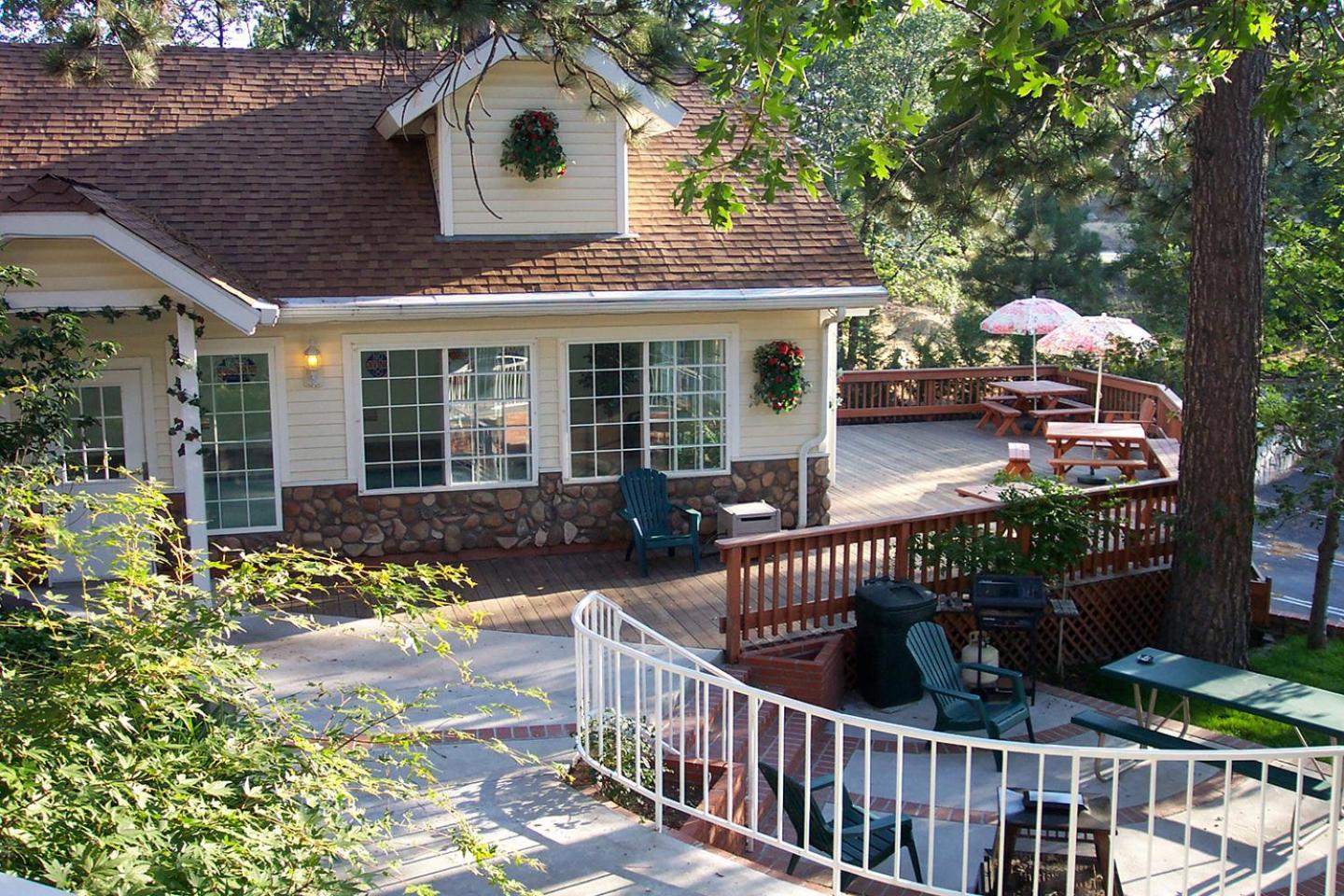 Giant Oaks Lodge photo 4