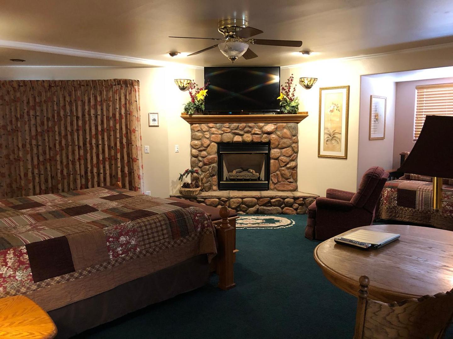 Giant Oaks Lodge photo 28
