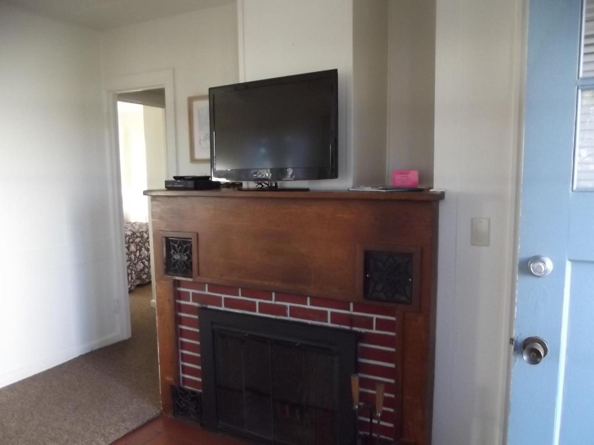 Hillcrest Inn photo 35