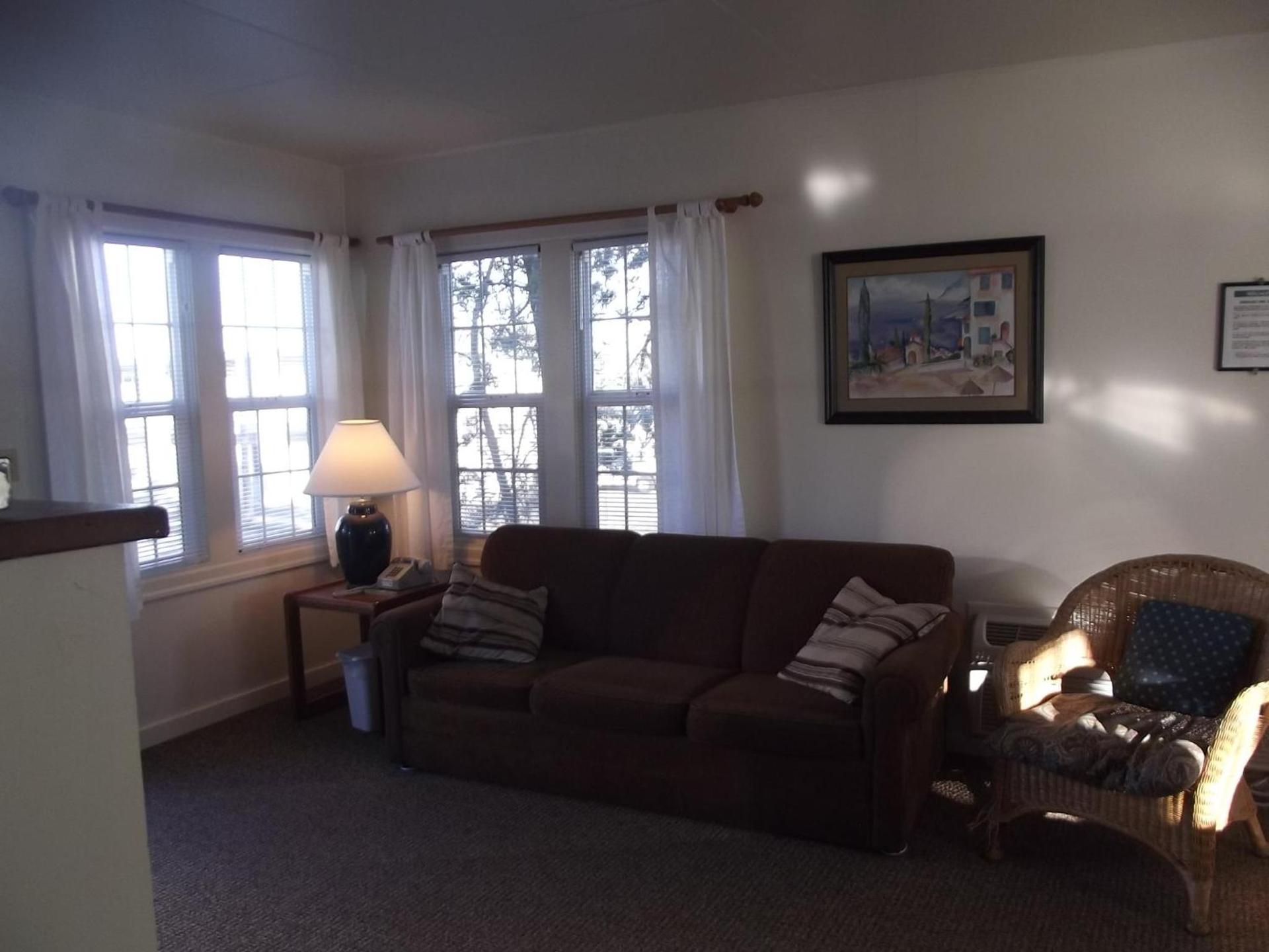 Hillcrest Inn photo 38