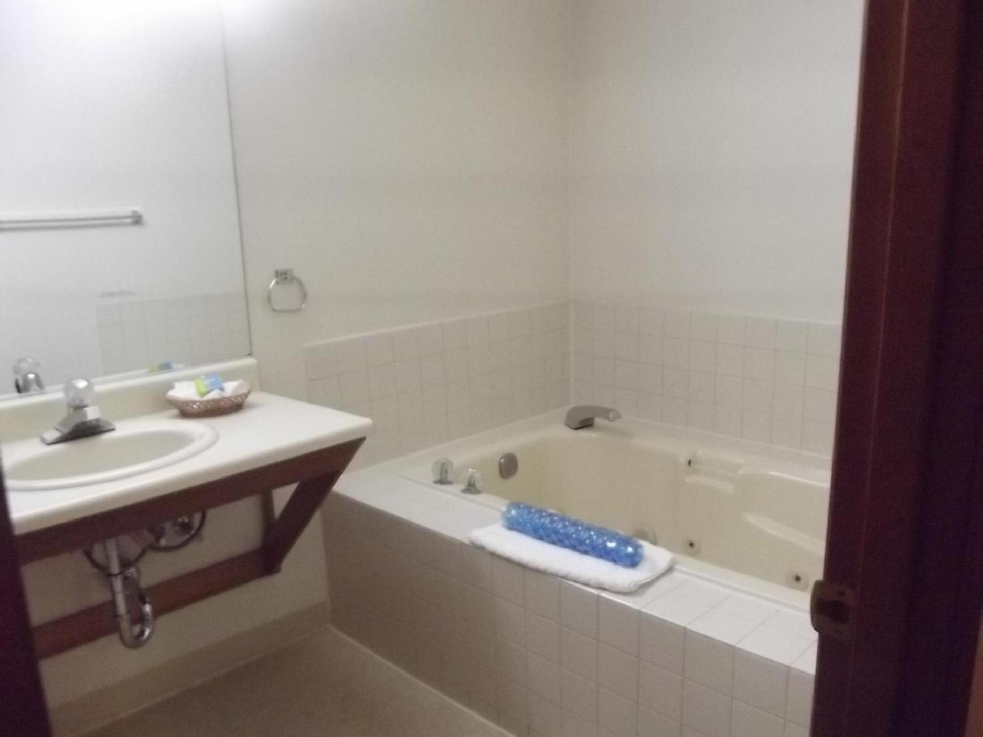 Hillcrest Inn photo 39