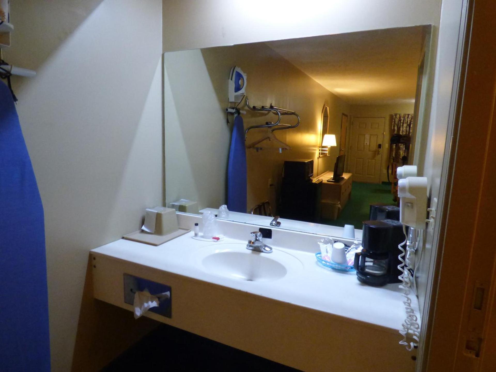 Super 8 by Wyndham Kosciusko photo 16