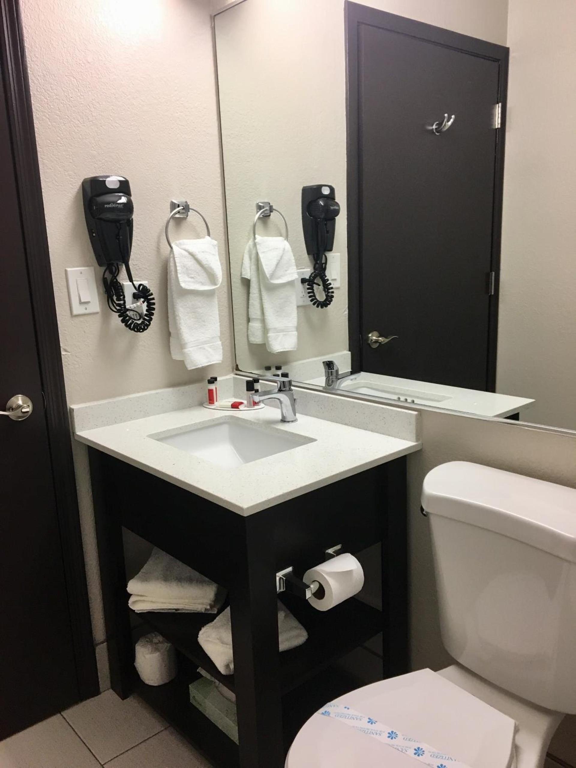 Baymont by Wyndham Phoenix I-10 near 51st Ave photo 28